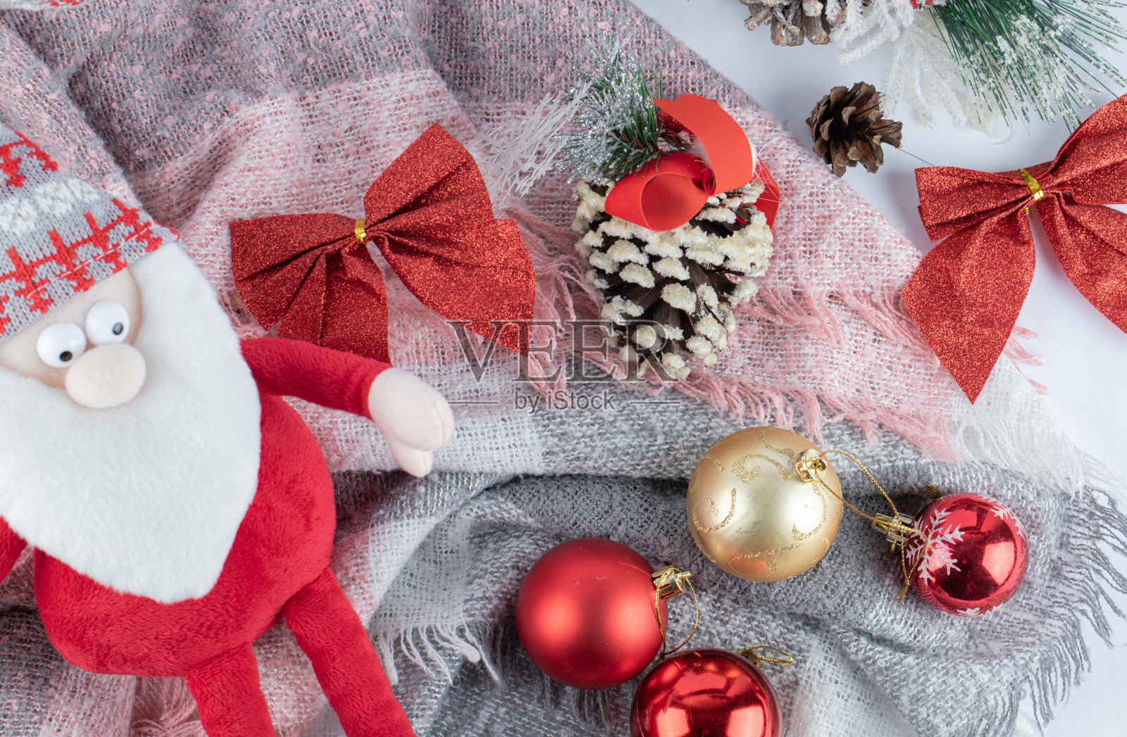 白色背景上的圣诞装饰品和圣诞老人小雕像照片摄影图片