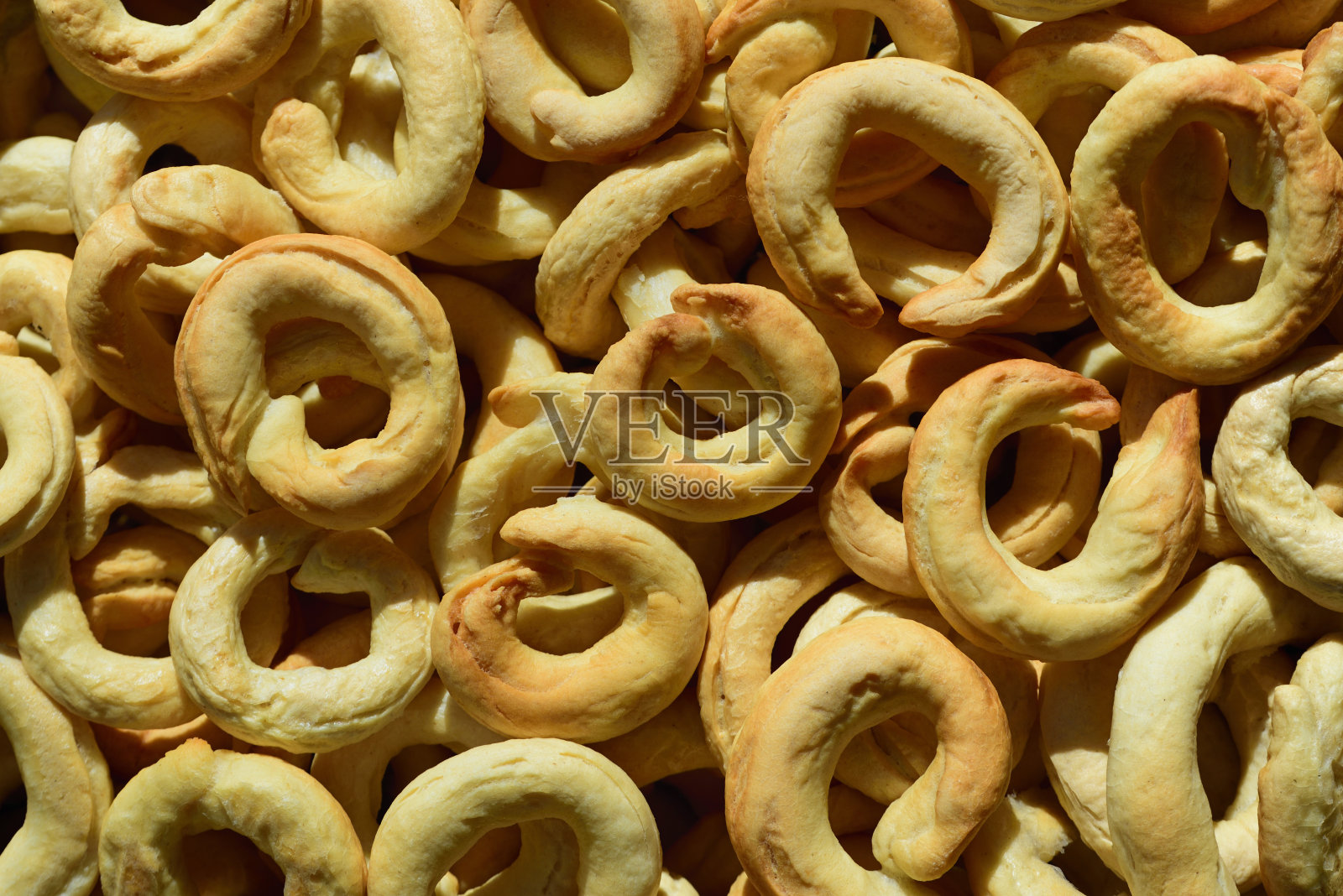 背景是新鲜出炉的意大利生面团，可供啃食，彼此挨着照片摄影图片