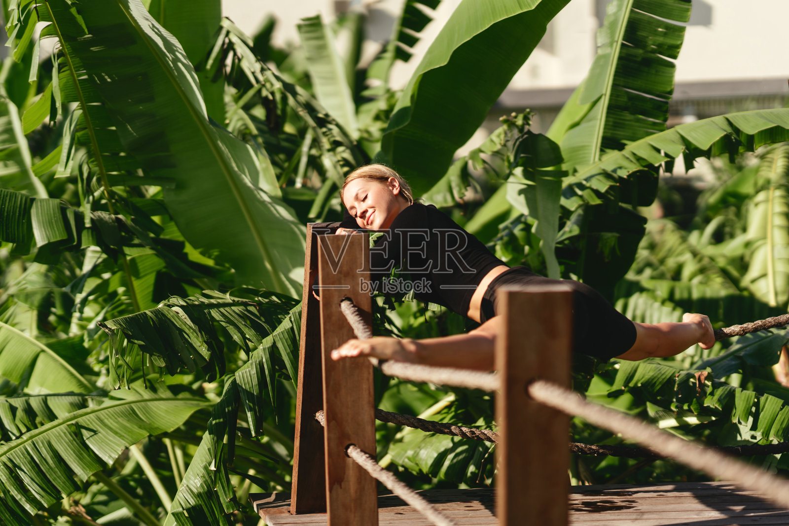 女人早上在户外做伸展运动。照片摄影图片