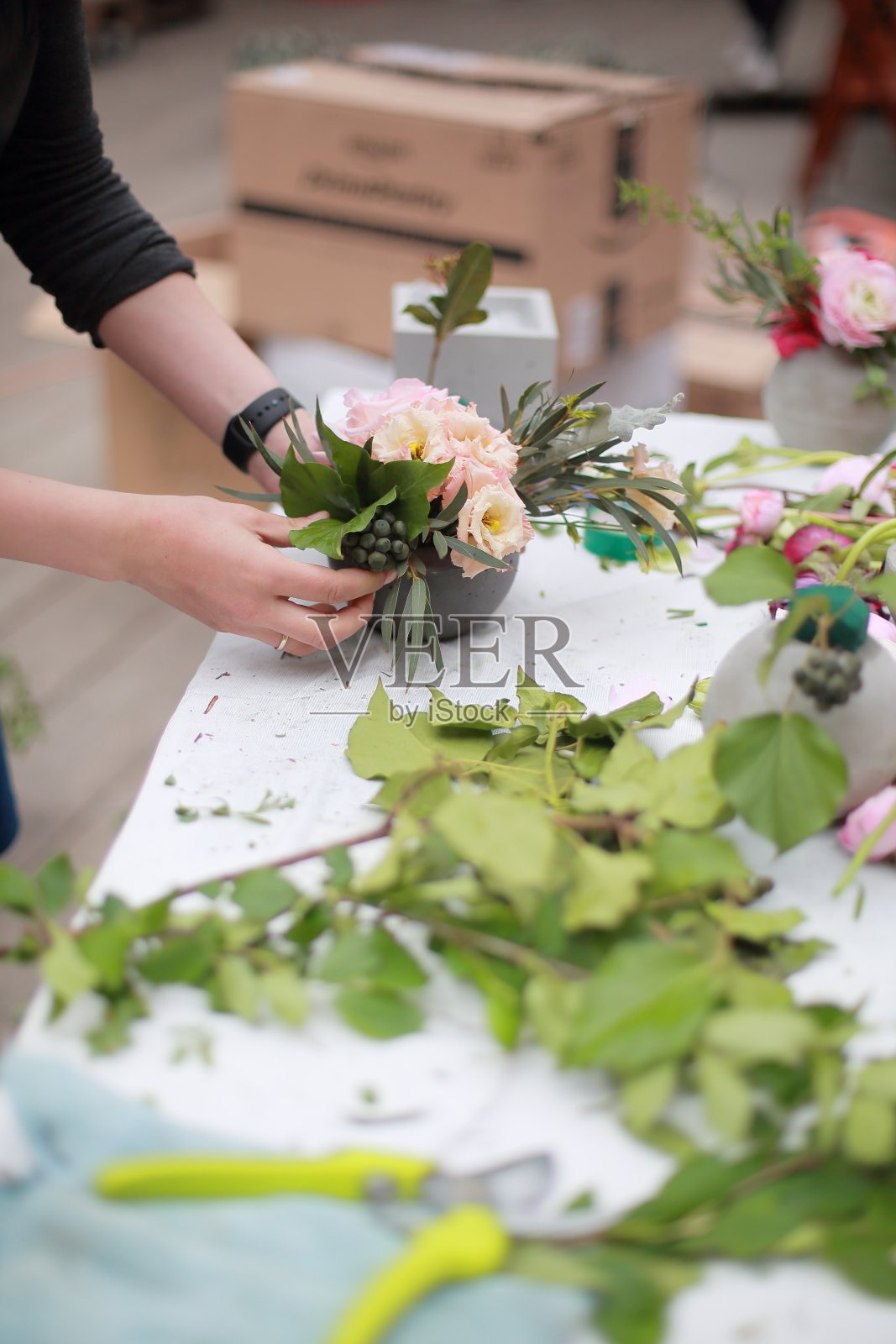花商正在做花束照片摄影图片