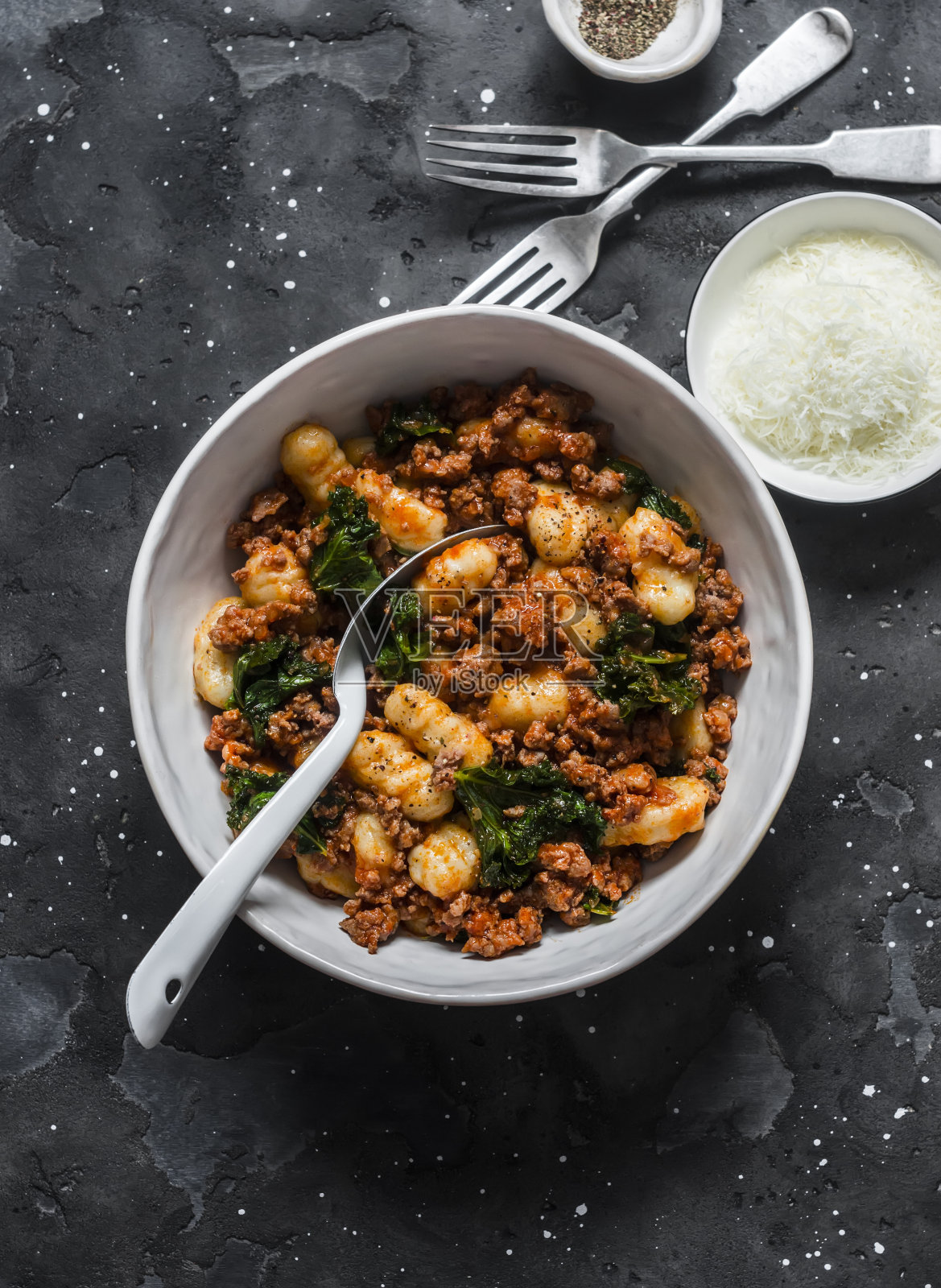 土豆汤圆与肉酱和甘蓝甘蓝在一个深色的背景，俯视图照片摄影图片