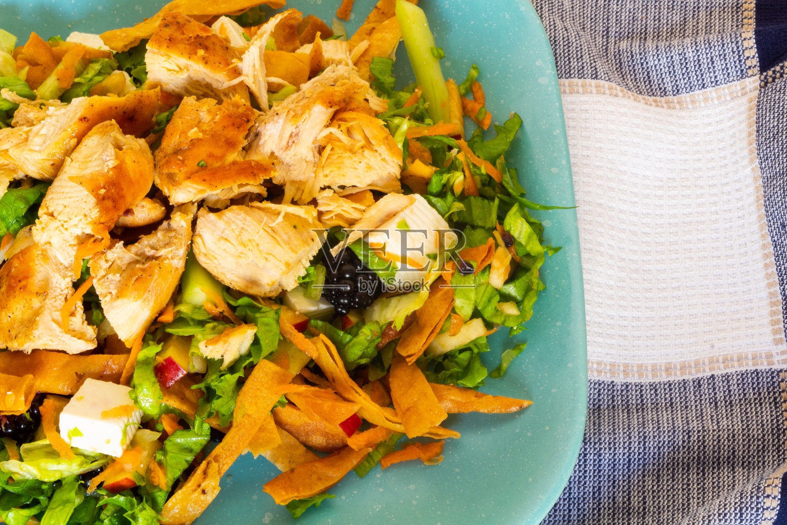 美味的鸡肉沙拉配上不同的蔬菜和水果，开始健康饮食照片摄影图片
