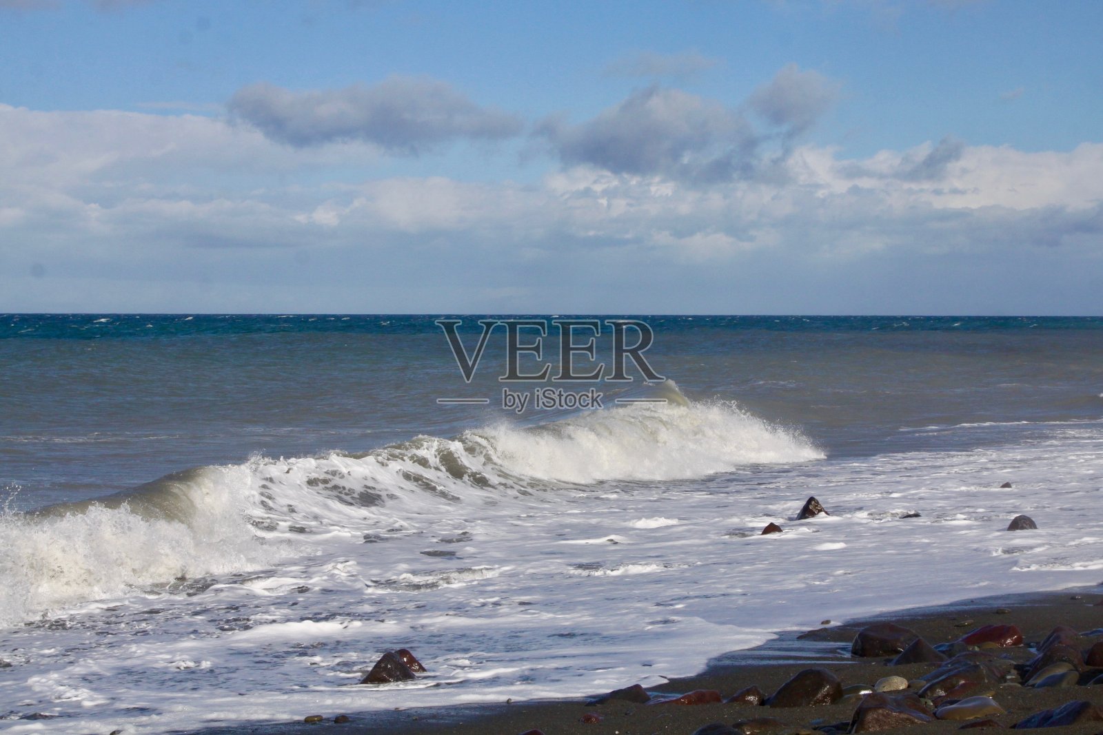海浪冲击着岩石海滩照片摄影图片