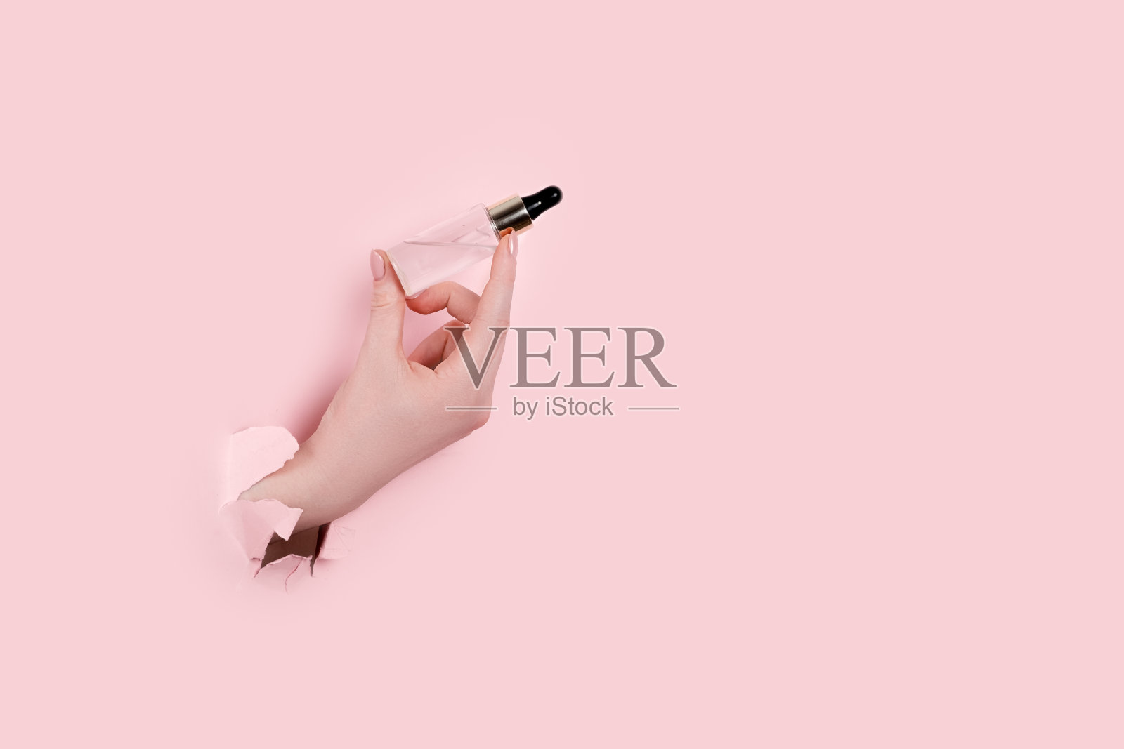 女性手拿着破纸上的透明质酸瓶照片摄影图片