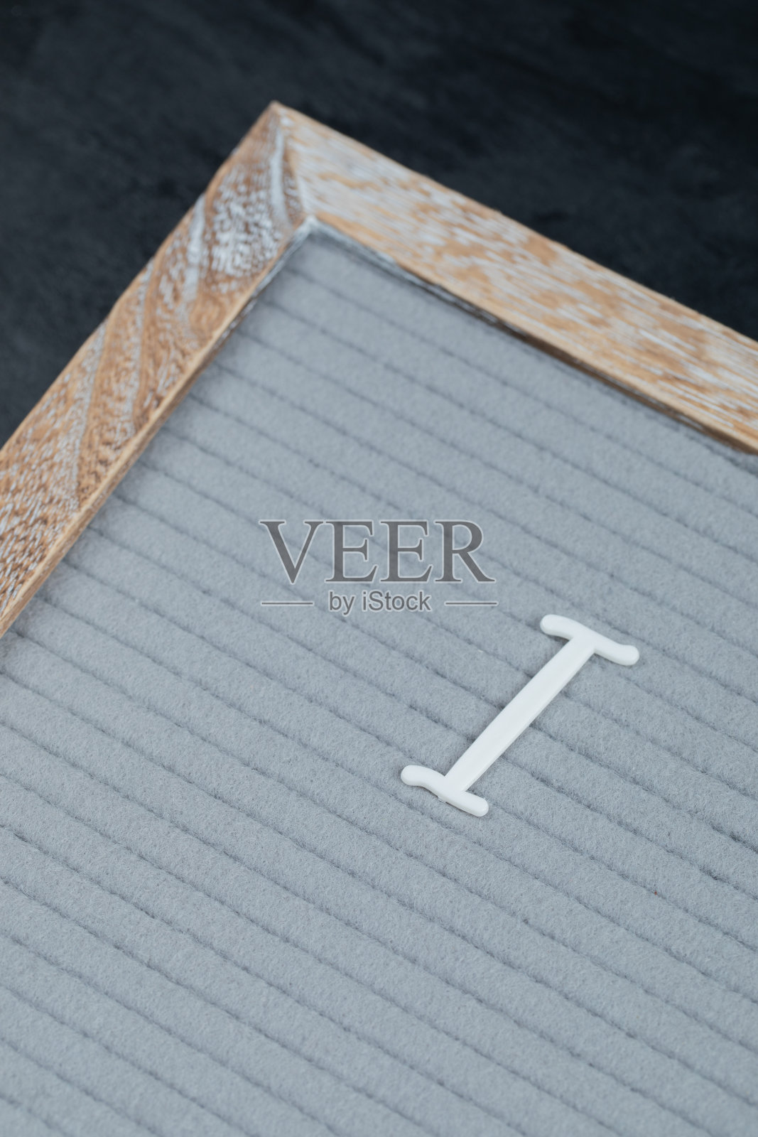 嵌在灰色的组织上照片摄影图片