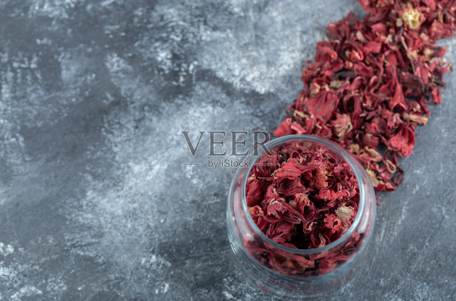 大理石背景上的干花花瓣玻璃瓶照片摄影图片