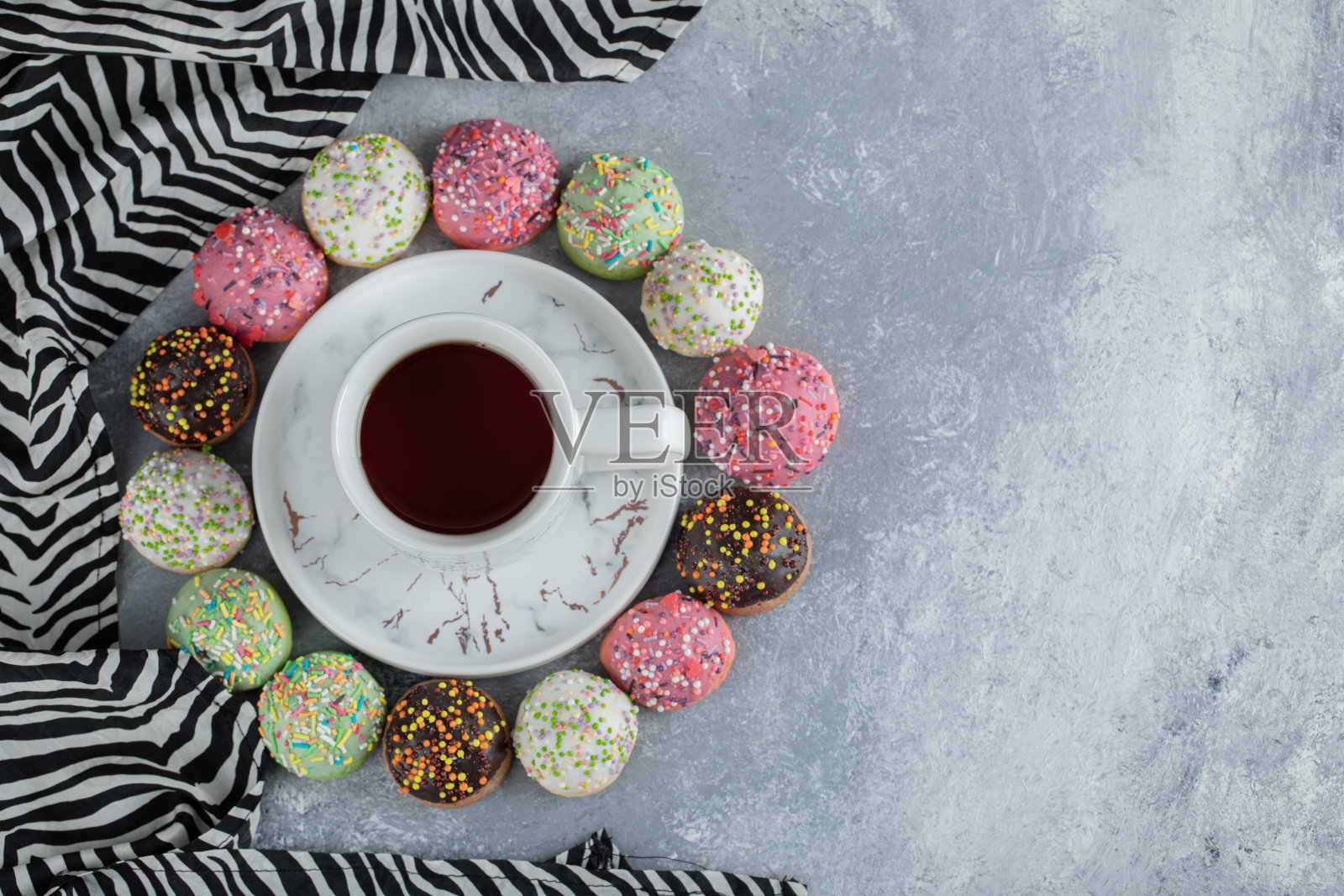 美味的釉面饼干和一杯茶在大理石背景照片摄影图片