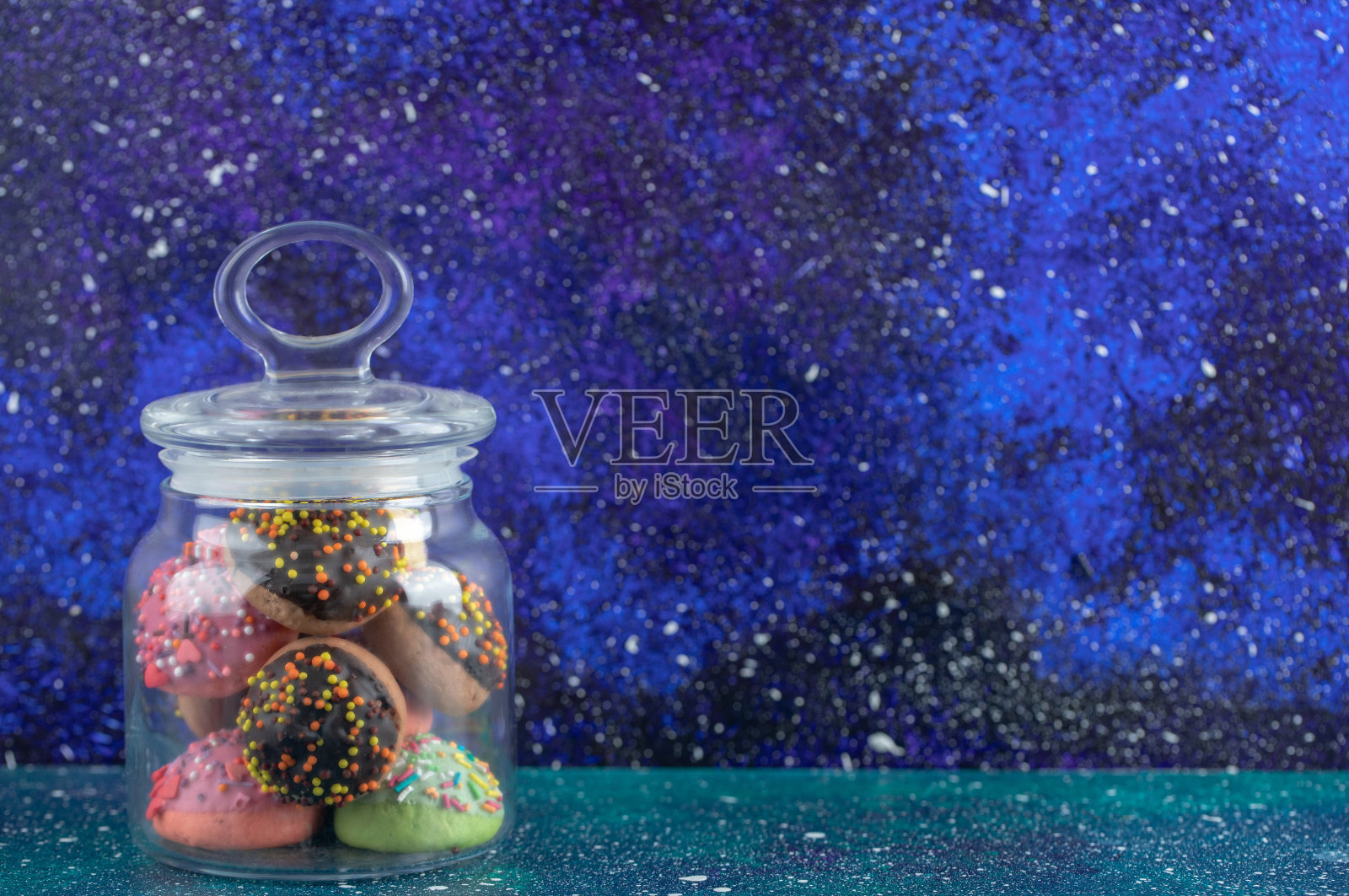 彩色饼干装饰玻璃罐照片摄影图片