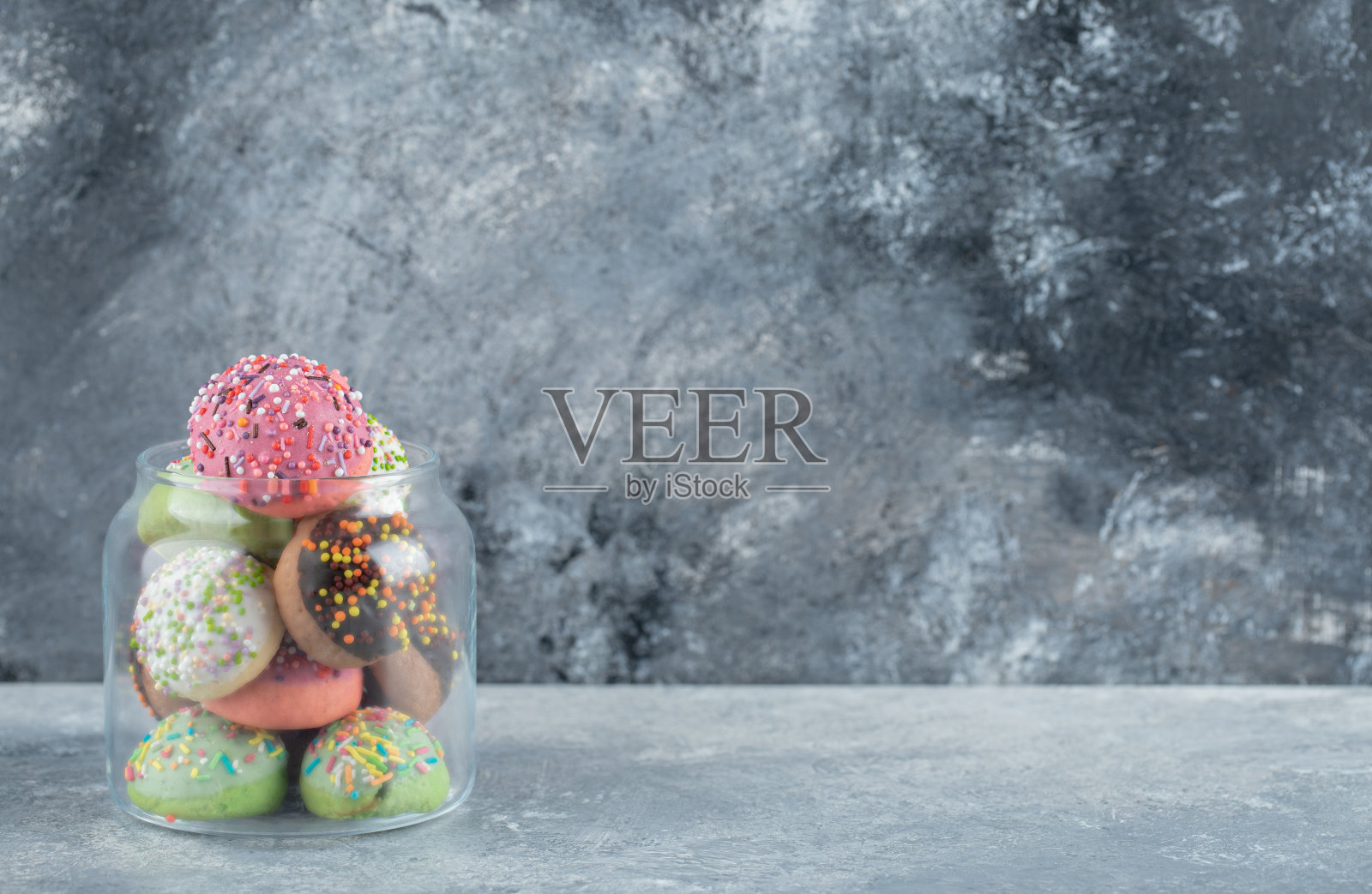 大理石背景上放满饼干的玻璃照片摄影图片