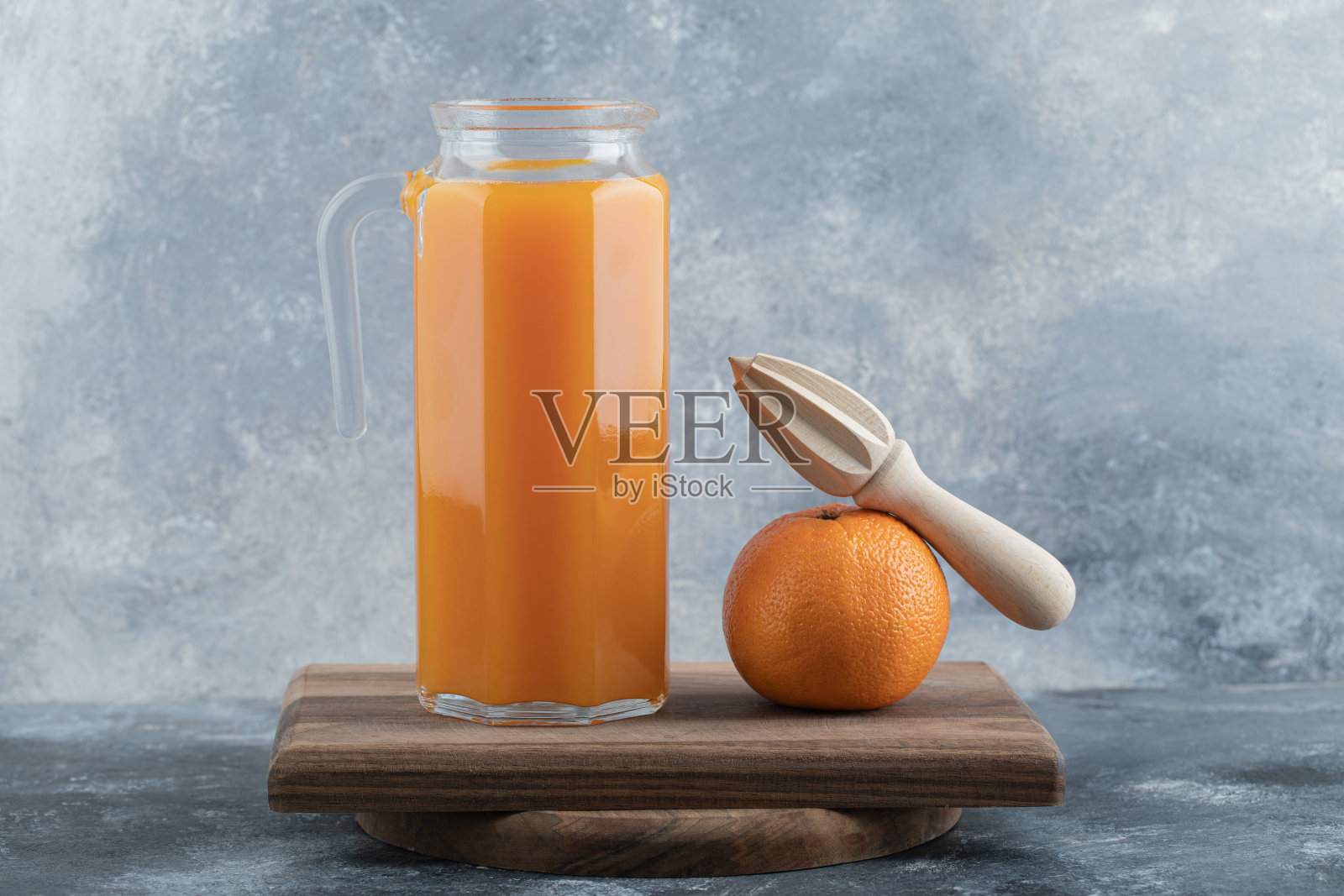 鲜榨橙汁，木板上有绞刀照片摄影图片