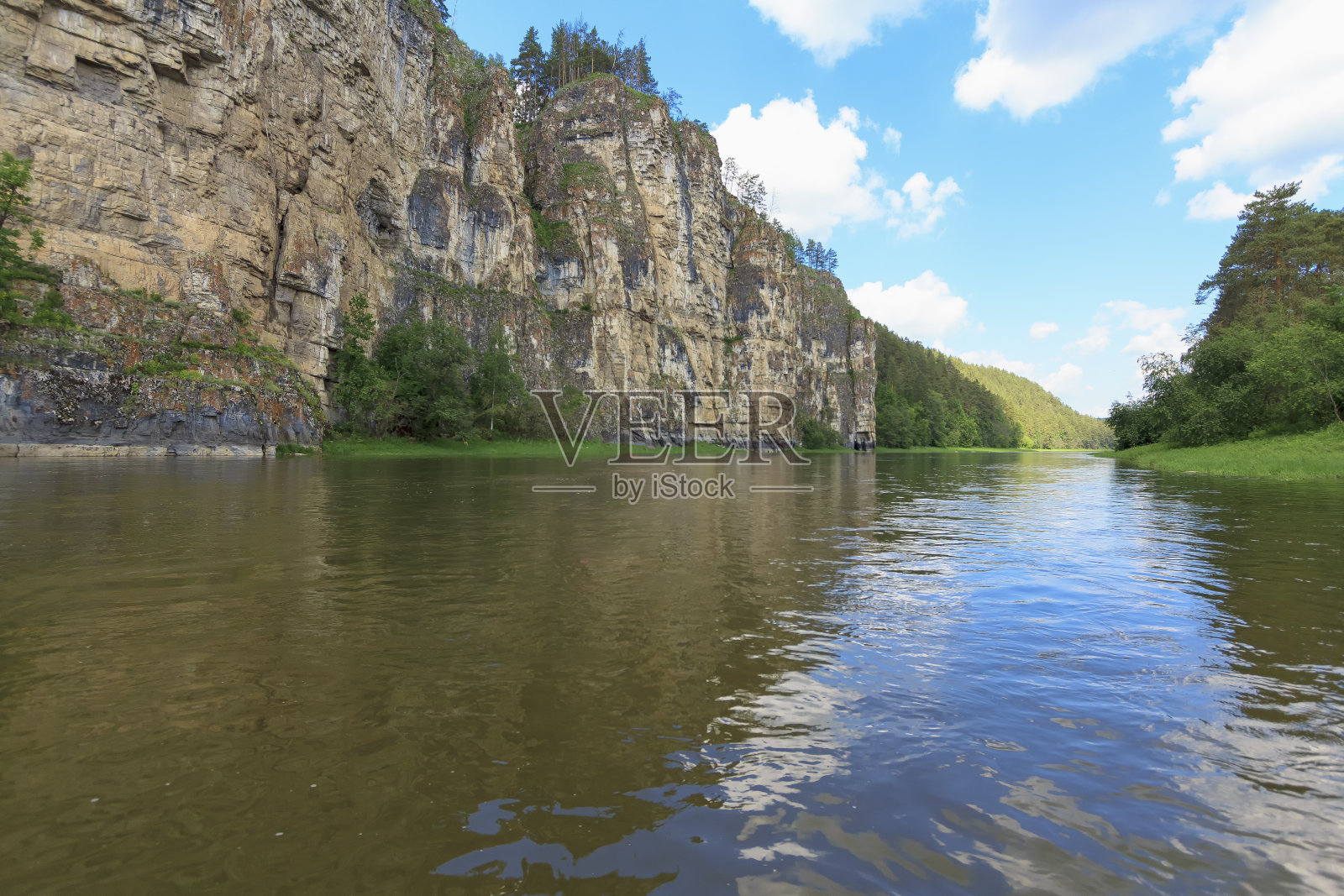 丰富多彩的风景与山脉和美丽的河流在俄罗斯。河啊。照片摄影图片