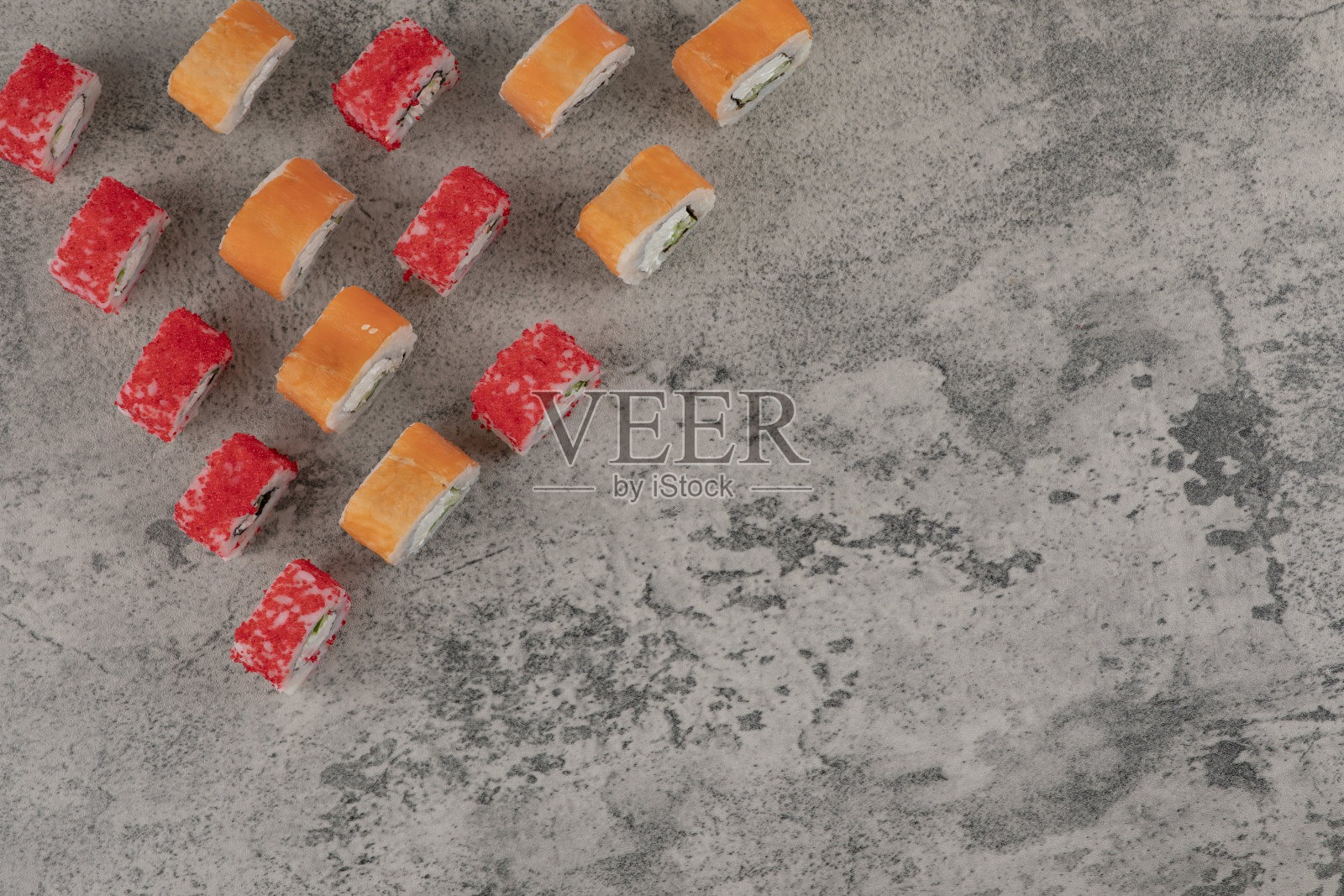 一堆美味的寿司卷放在大理石背景上照片摄影图片