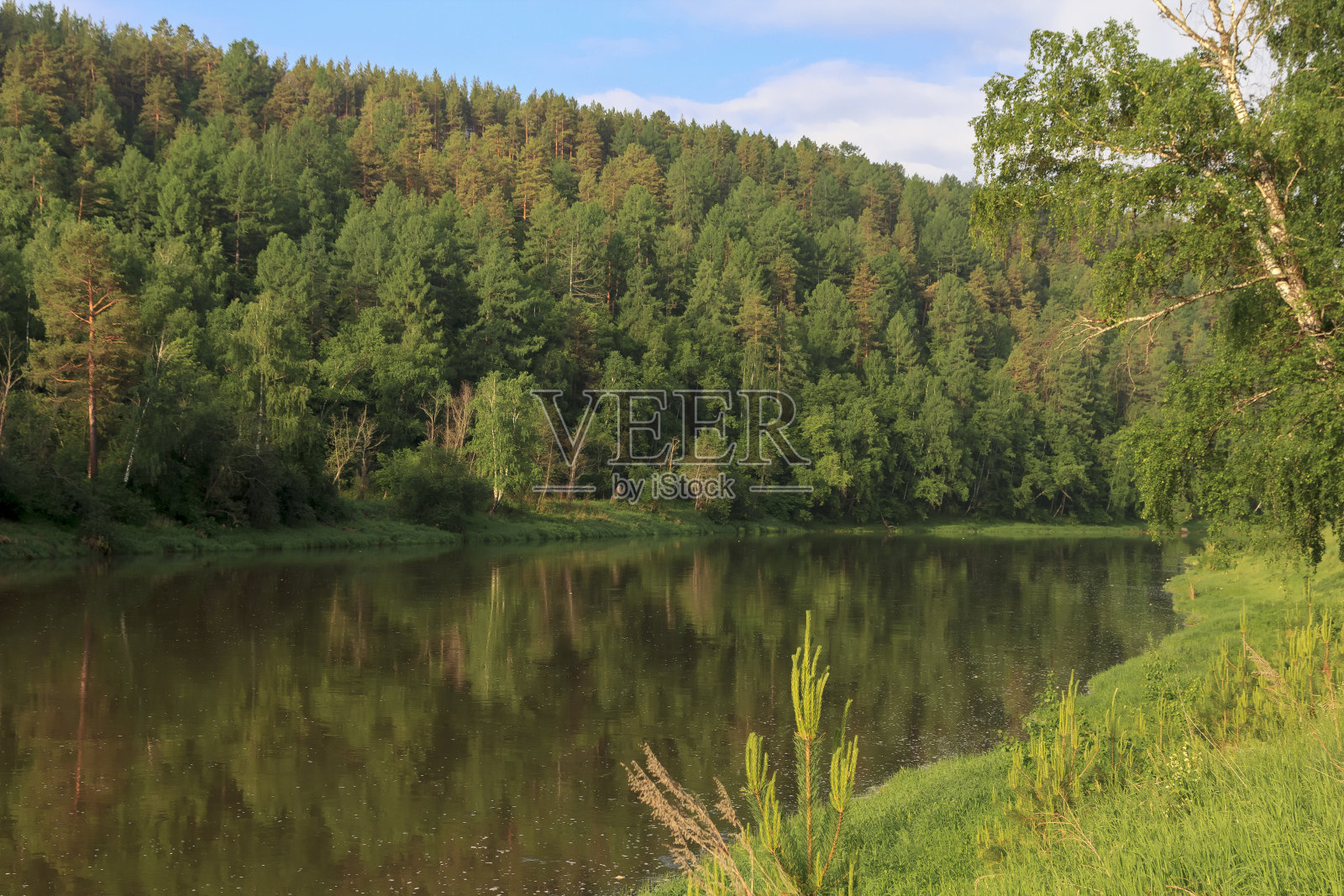 丰富多彩的风景与山脉和美丽的河流在俄罗斯。河啊。照片摄影图片