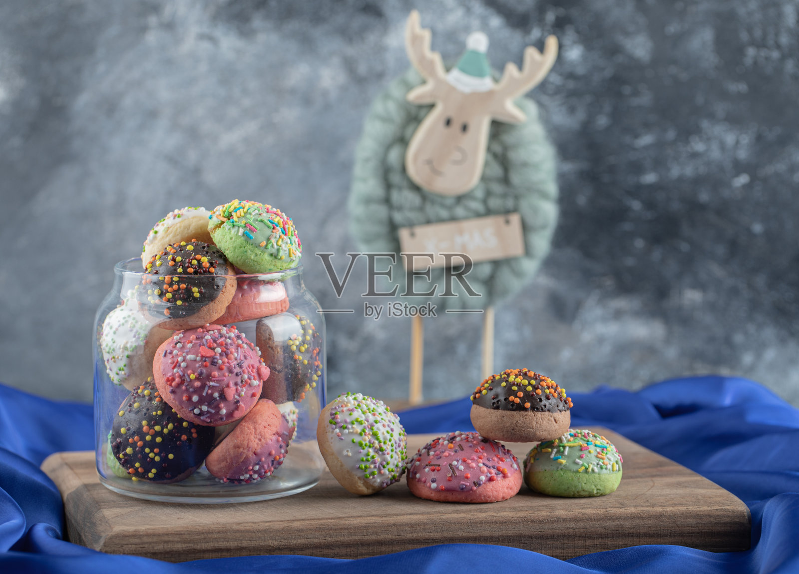 饼干罐和新鲜饼干在木板上的近距离照片照片摄影图片