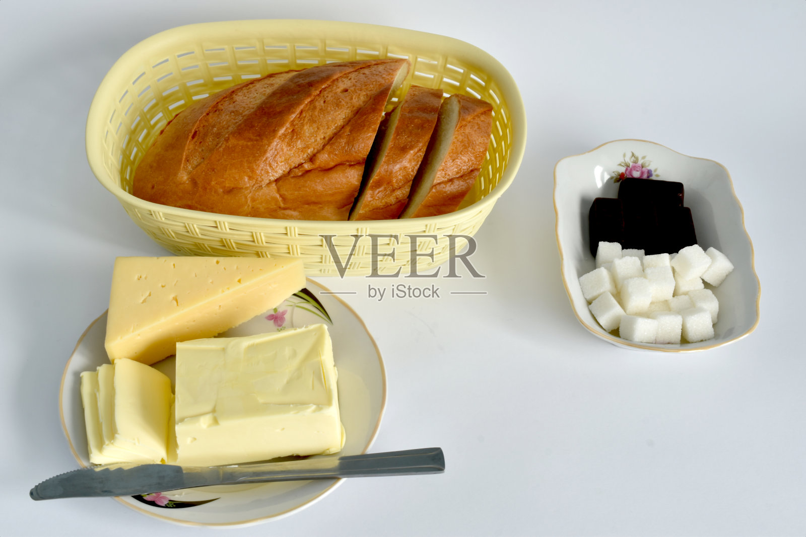 切碎的面包，黄油和糖成块。照片摄影图片