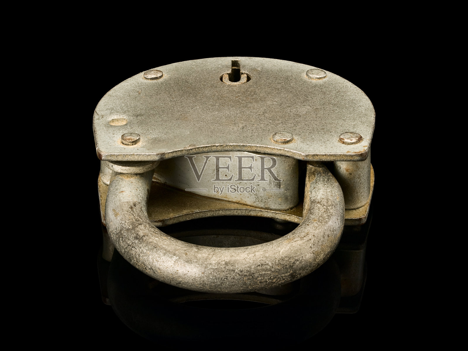 铰链锁躺在桌子上照片摄影图片