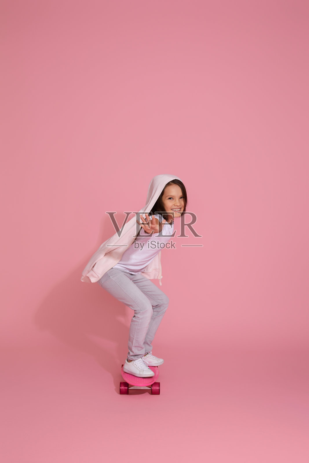 可爱快乐的小女孩骑滑板照片摄影图片