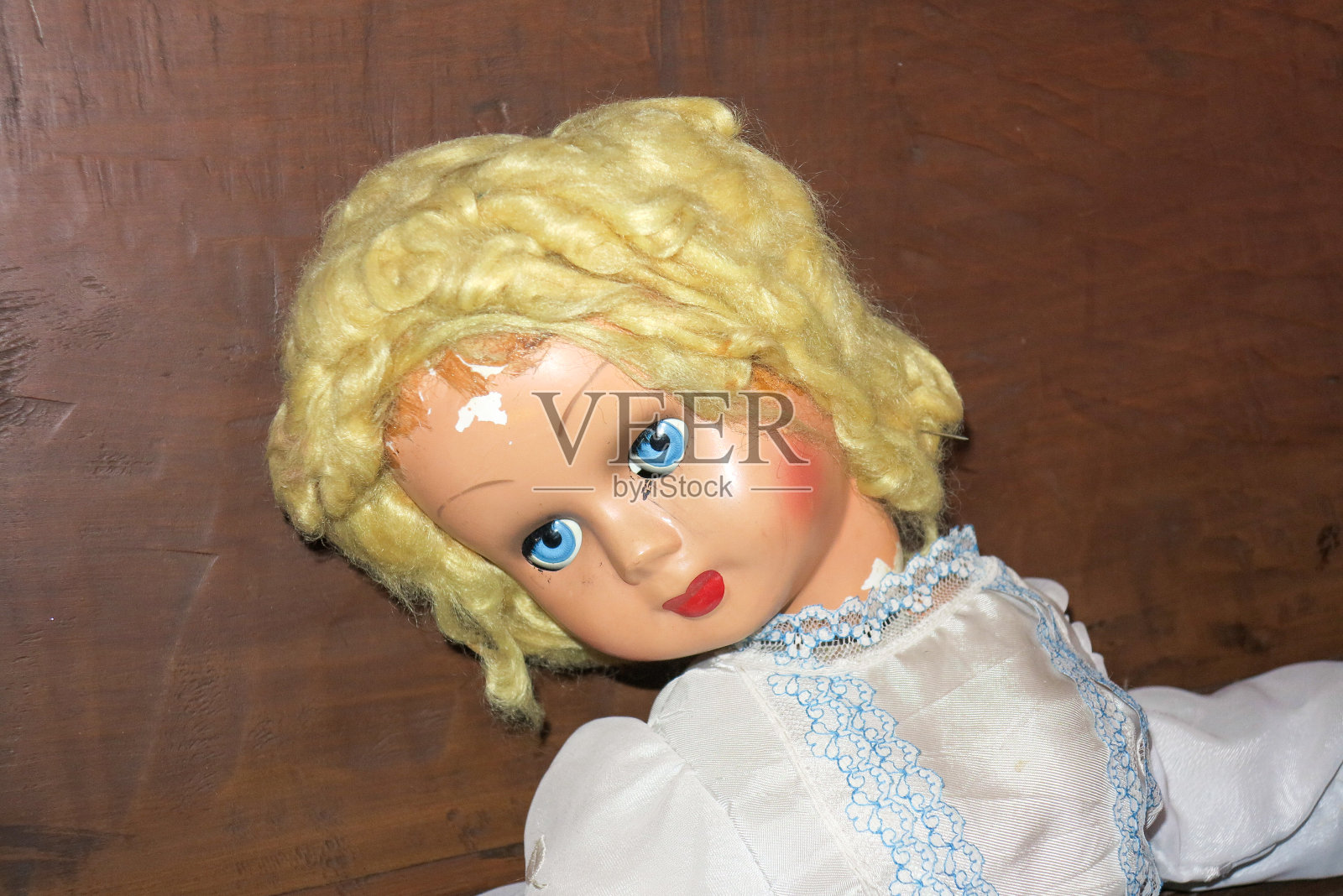 微薄的旧娃娃照片摄影图片