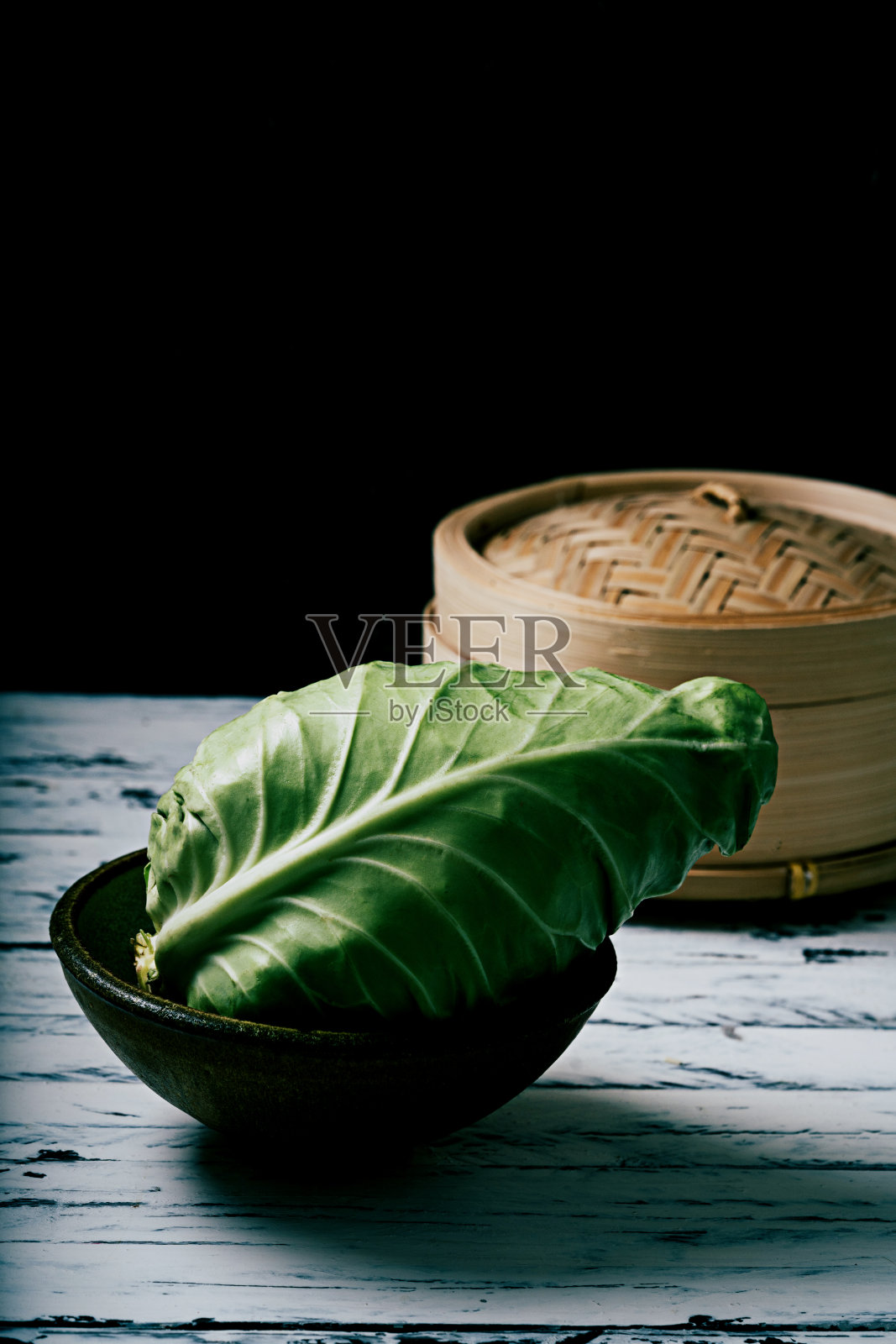 碗里的葡萄牙卷心菜照片摄影图片