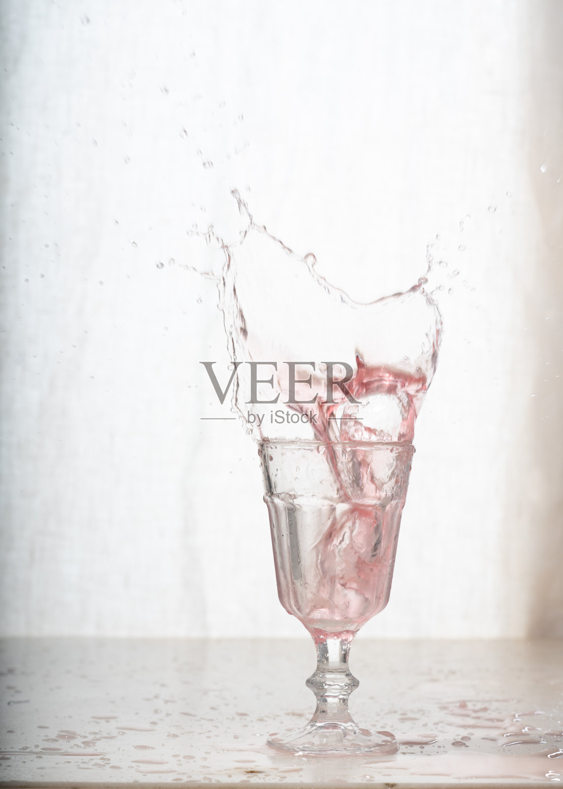 葡萄酒杯，洒上玫瑰葡萄酒照片摄影图片