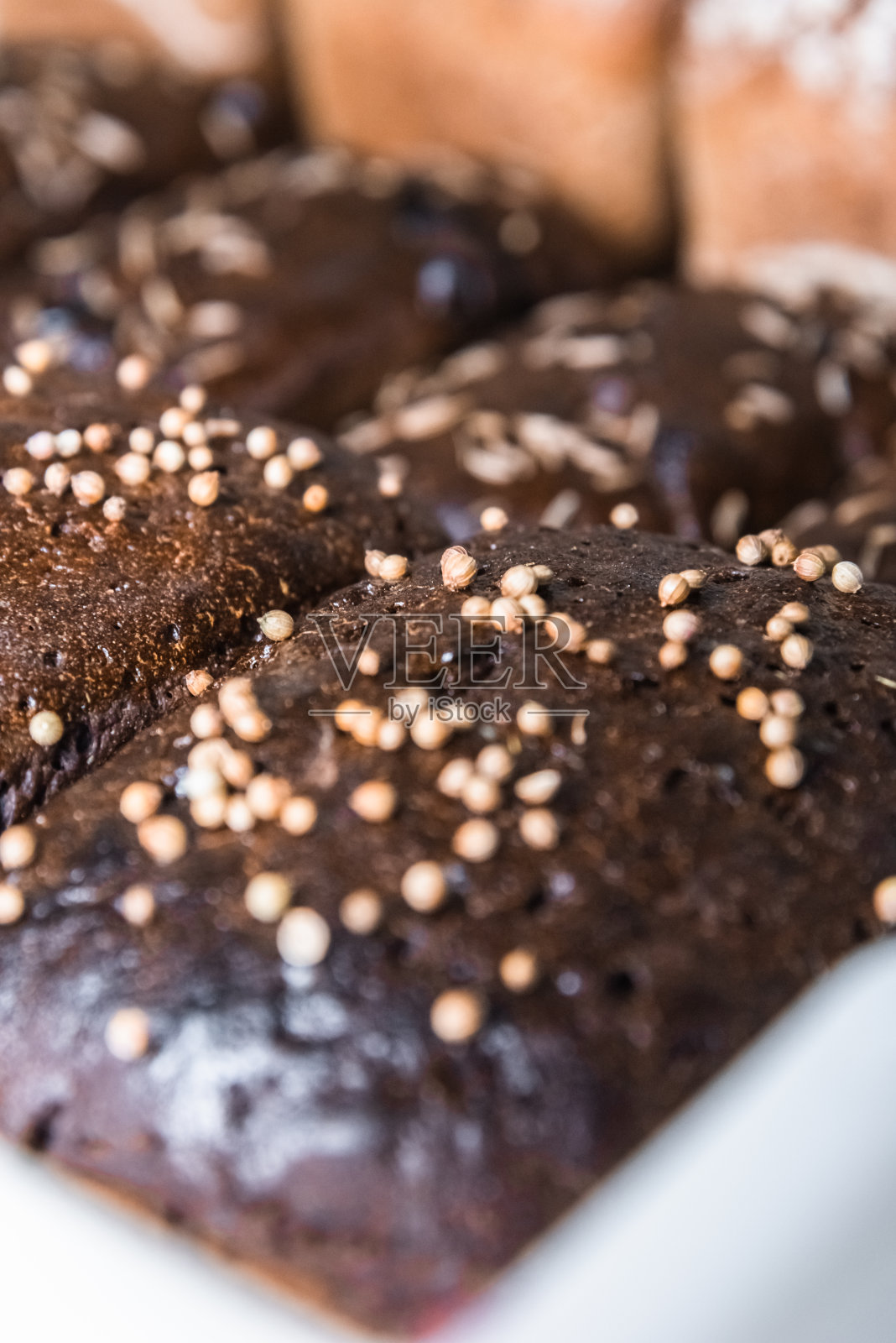 在面包店的桌子上制作面包。小工业和健康食品的概念照片摄影图片