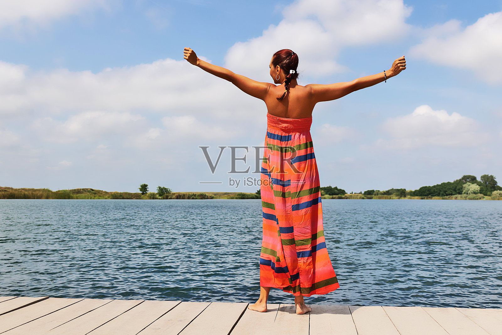 享受夏日的自由!照片摄影图片