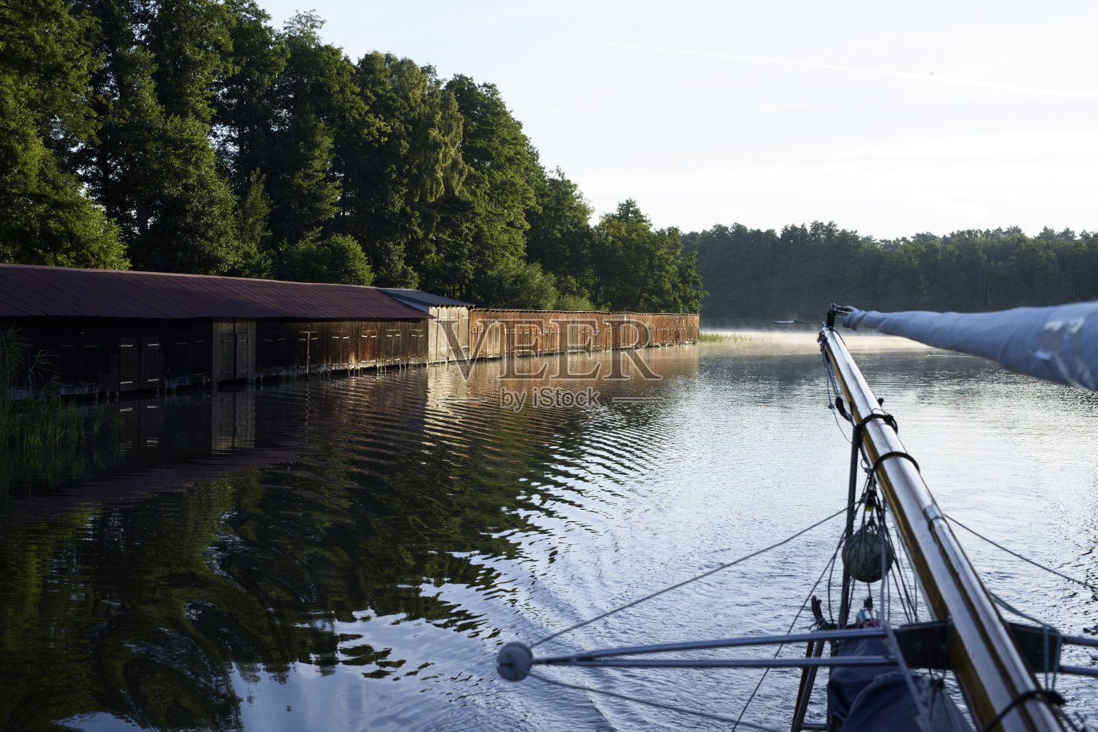 航行在德国勃兰登堡州哈维尔河上的帆船照片摄影图片