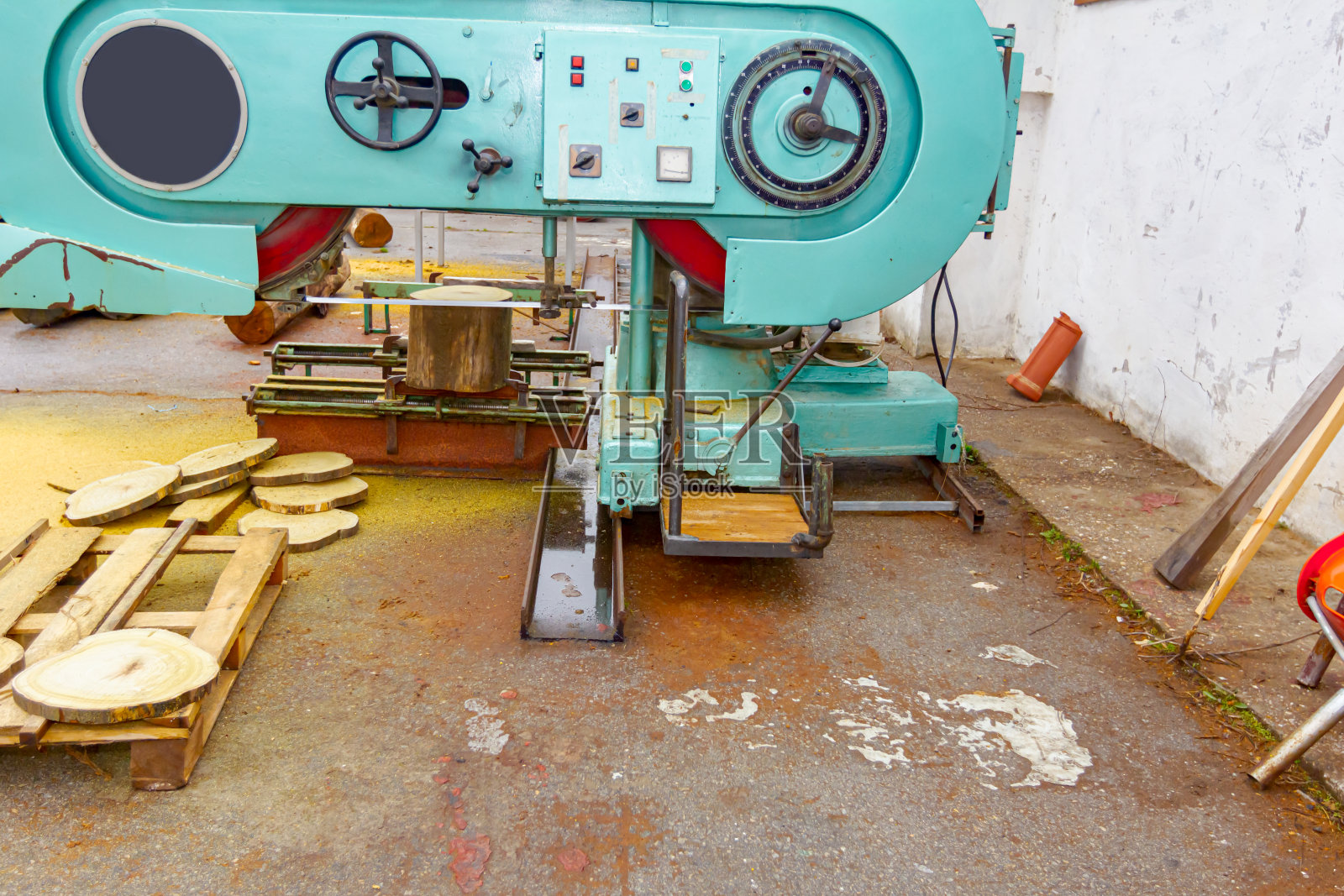 木环在带锯上切割后堆放在托盘上照片摄影图片