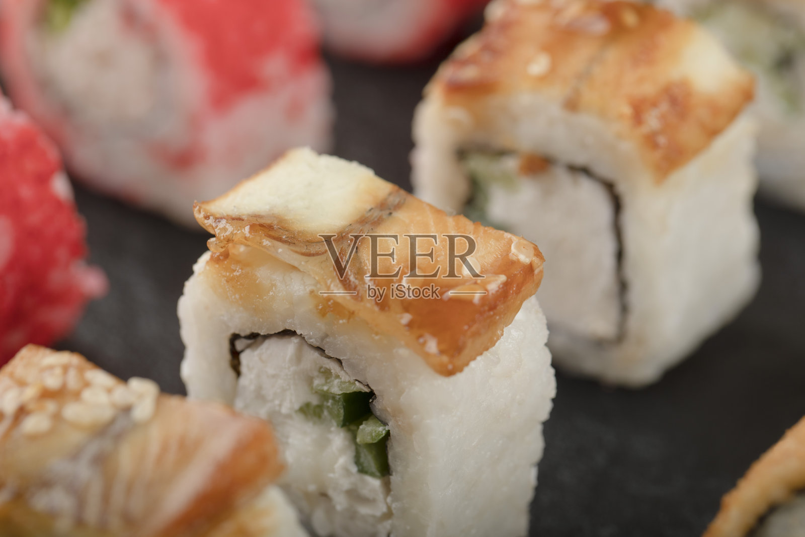 一套混合寿司卷放置在黑色的表面照片摄影图片