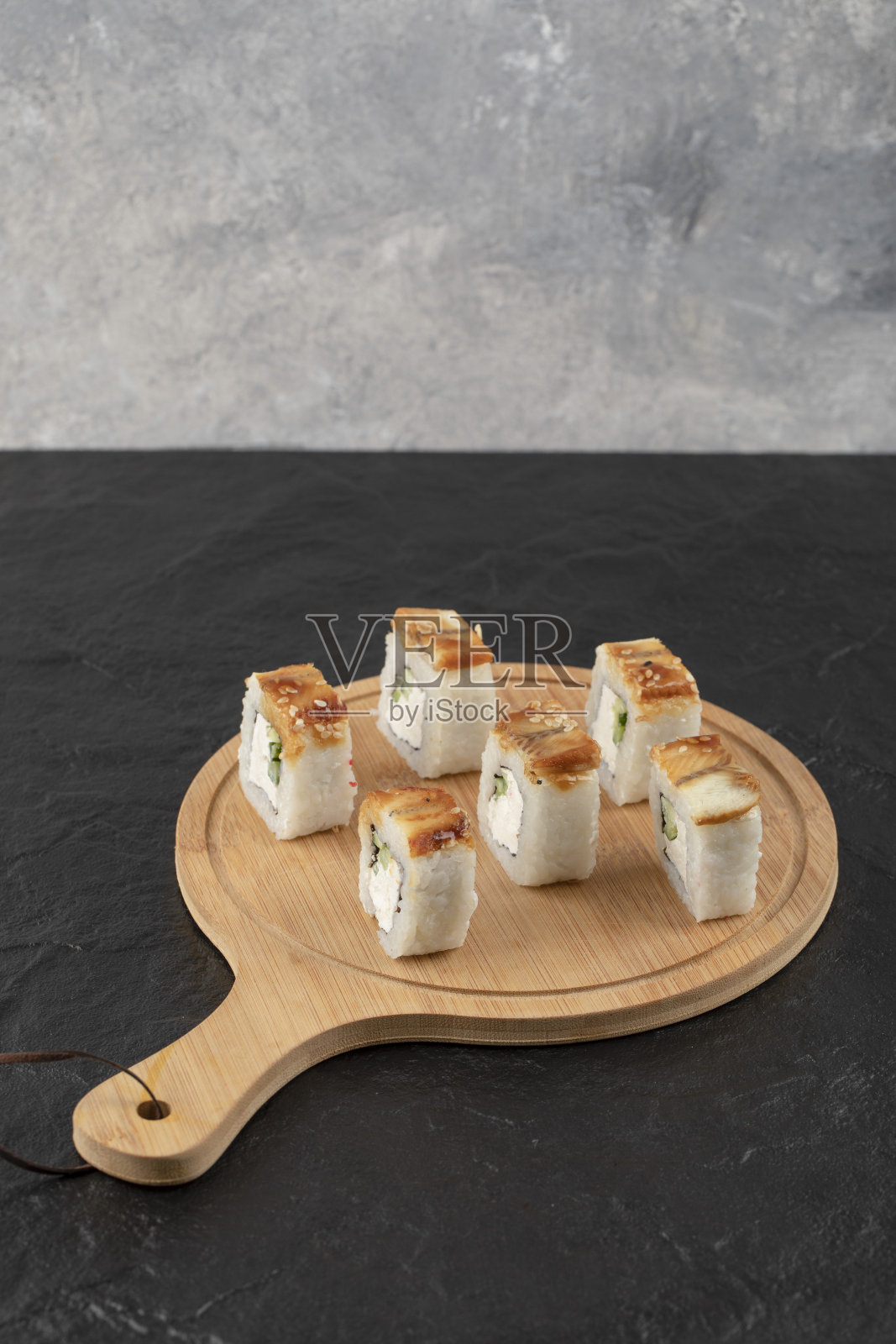 美味的龙寿司卷配鳗鱼在木板上照片摄影图片