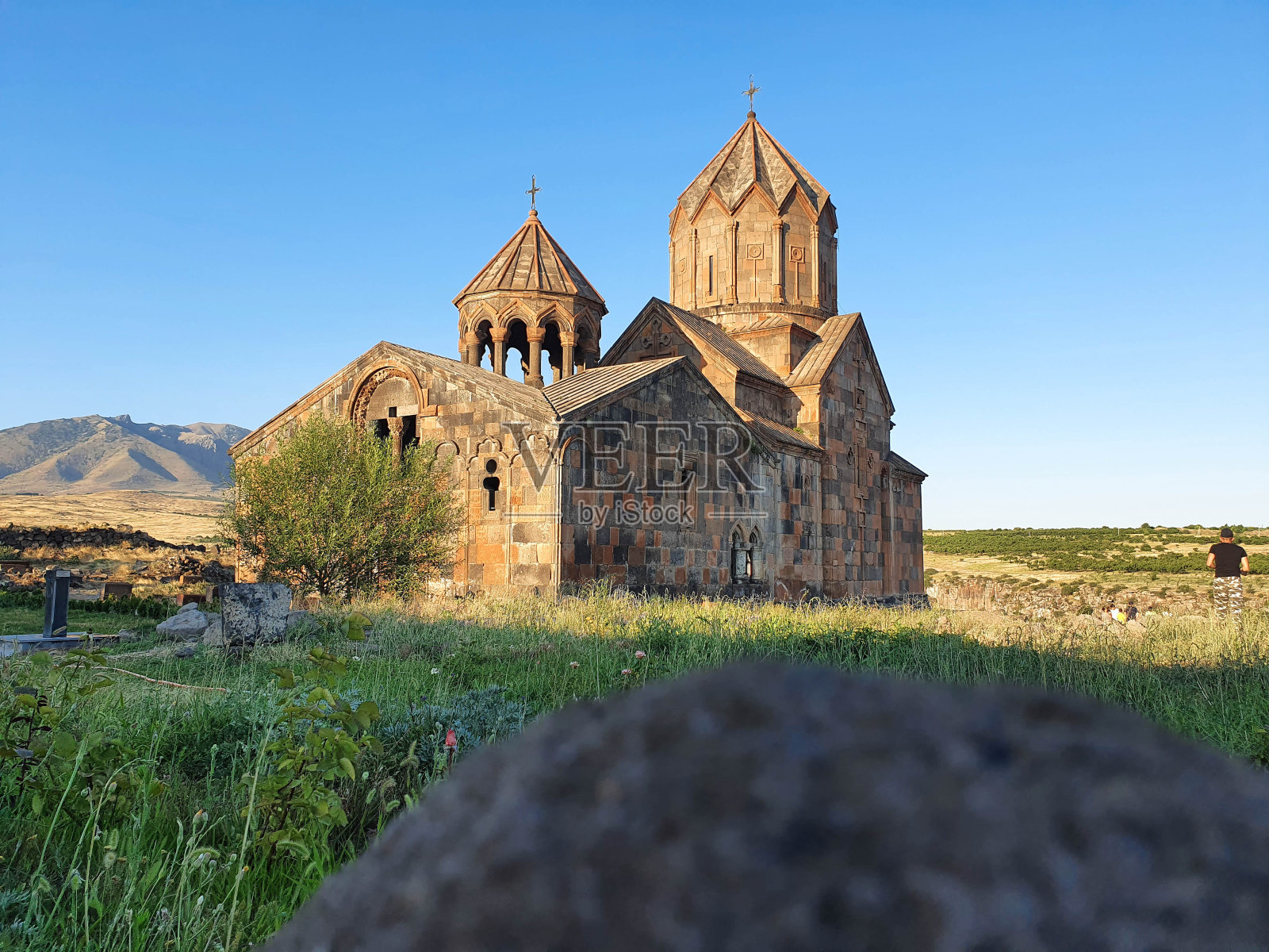 蓝天映衬下的风景照片摄影图片