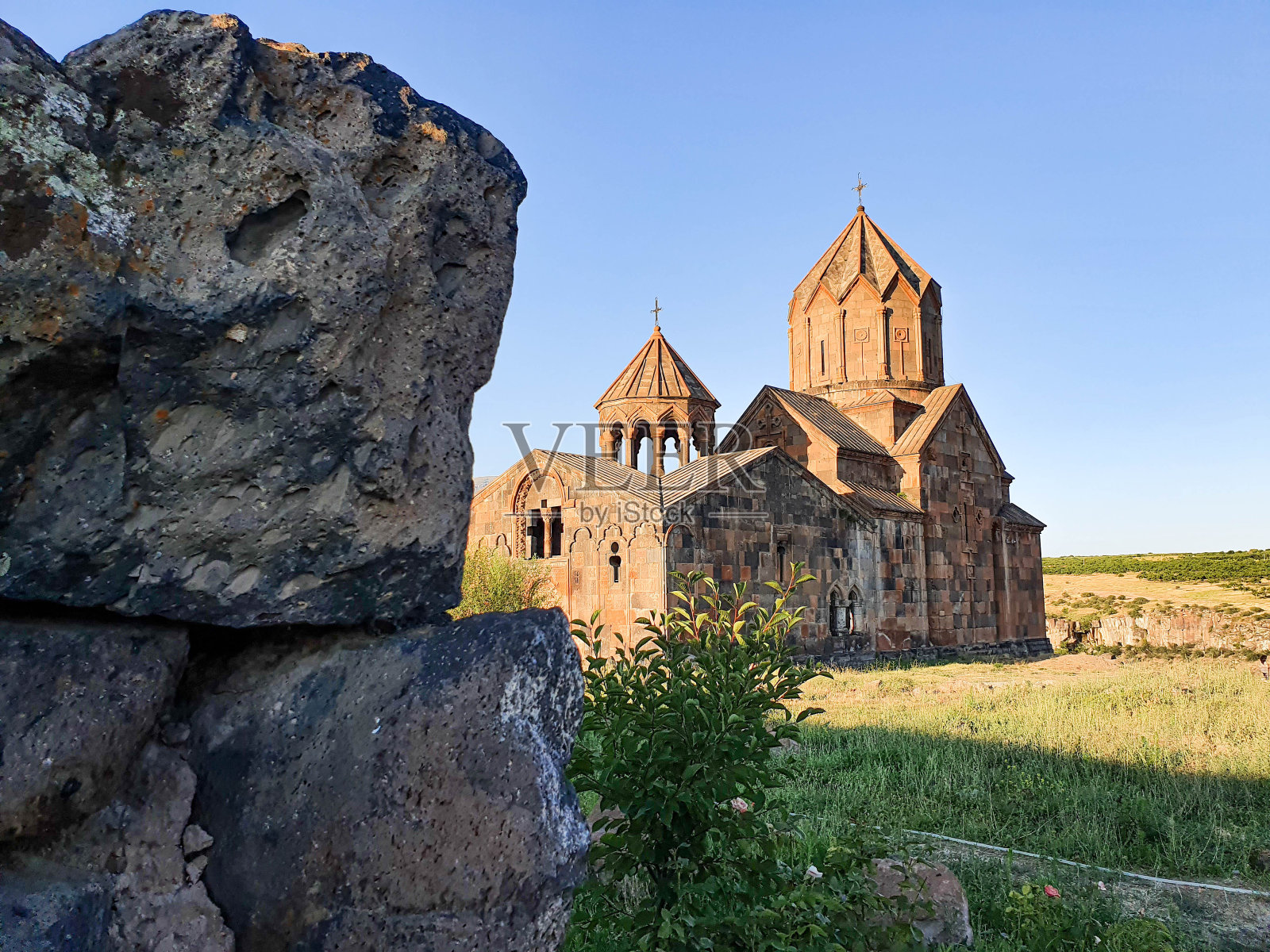 蓝天下教堂的俯视图照片摄影图片