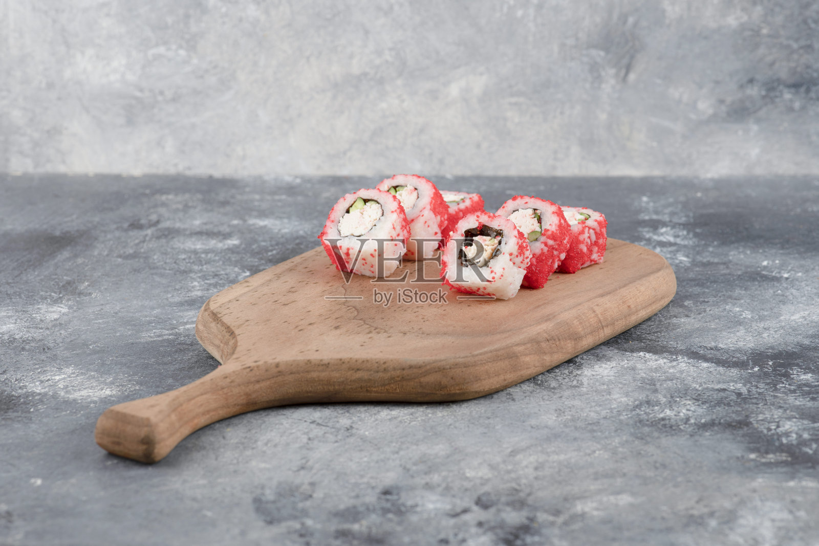 加利福尼亚卷与飞鱼鱼子酱在木板上照片摄影图片