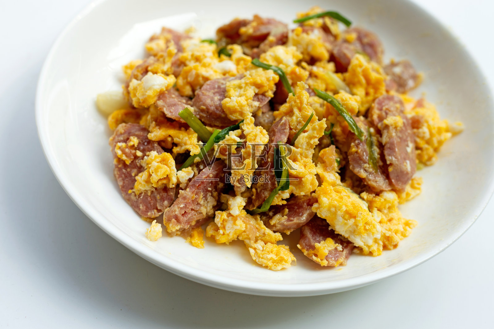 发酵猪肉香肠炒蛋照片摄影图片