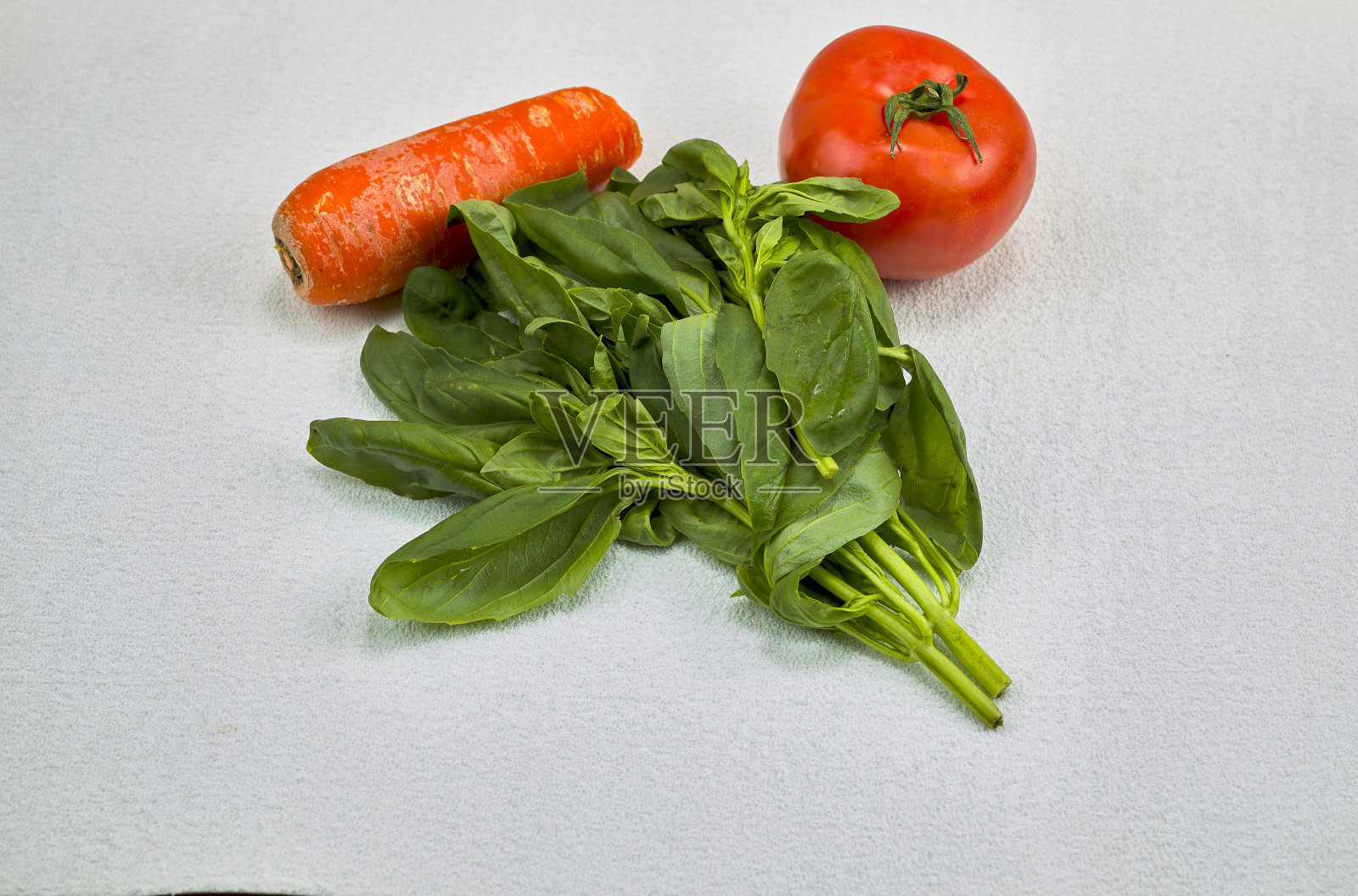 一束罗勒，芳香的植物，西红柿和胡萝卜照片摄影图片