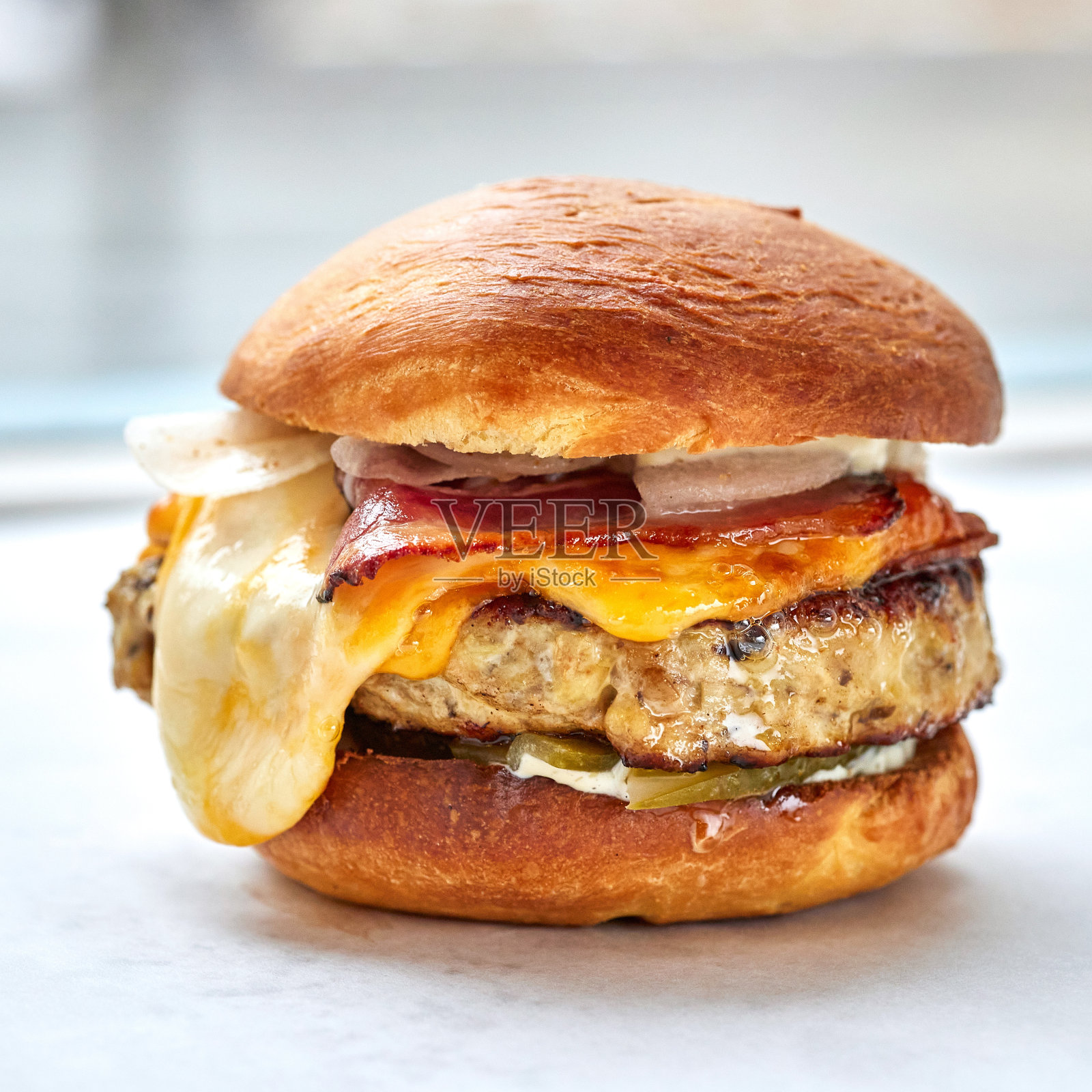 新鲜美味的汉堡配上鸡肉照片摄影图片