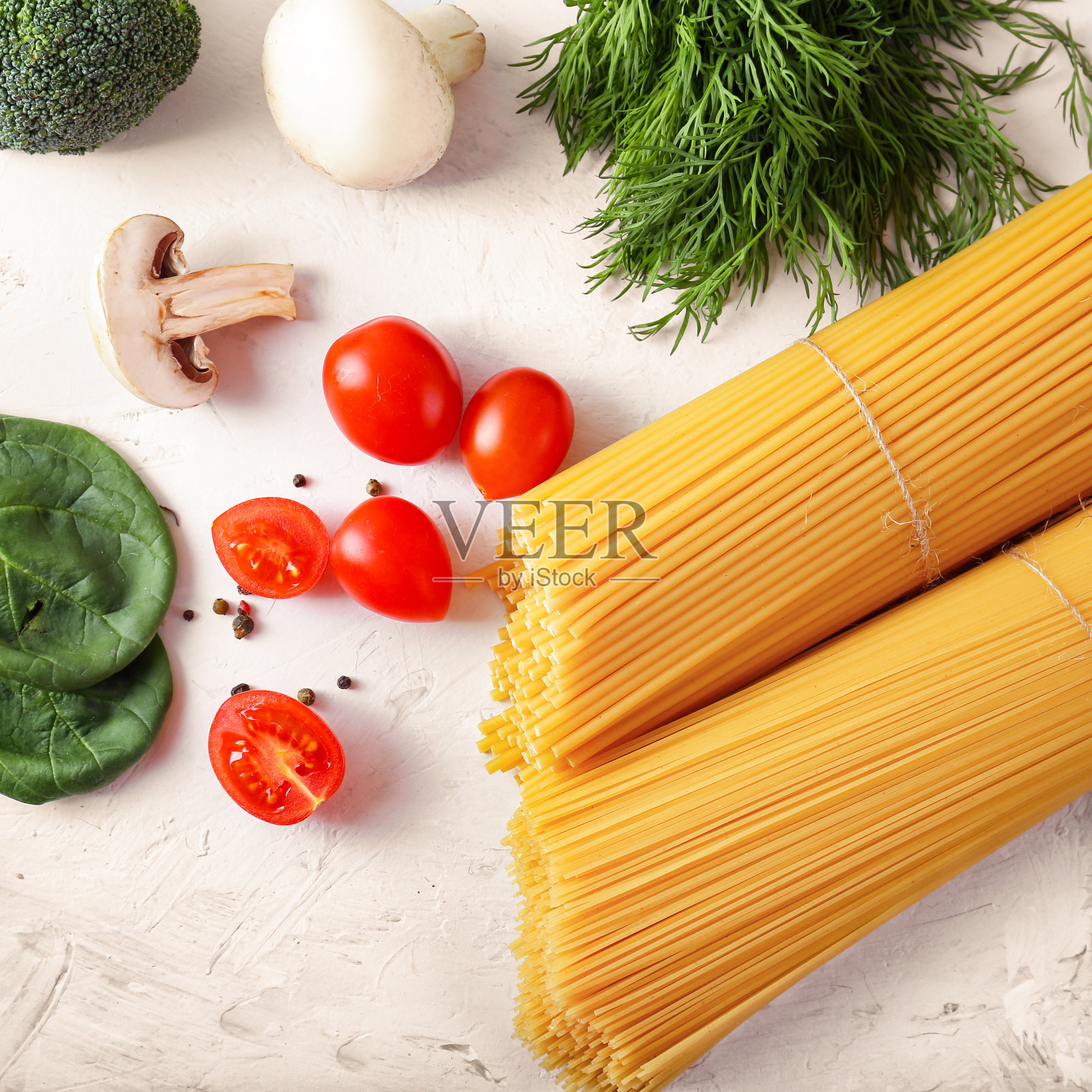 白底蘑菇、番茄和香草意大利面照片摄影图片