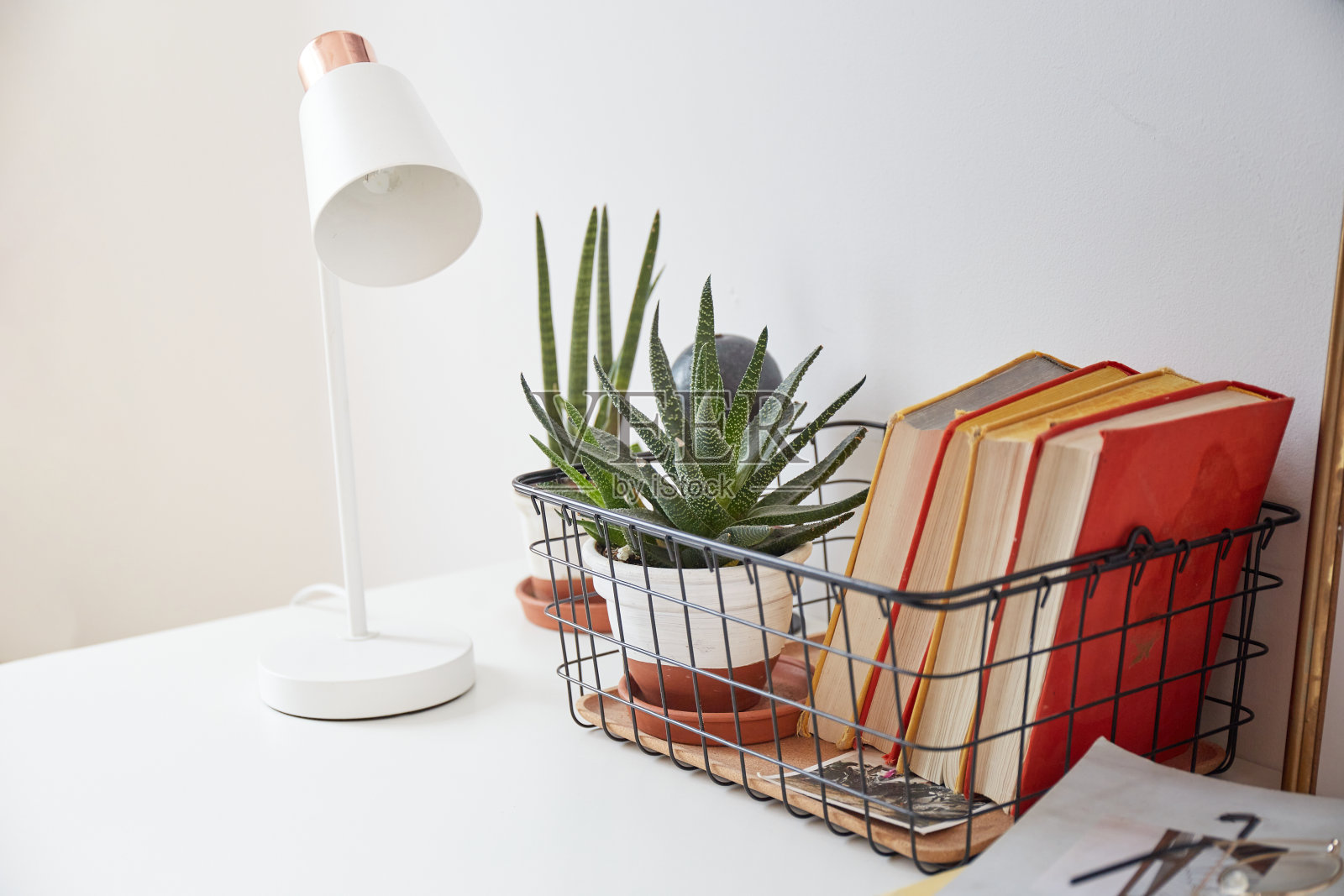 生态风格的现代最小工作场所室内。自然明亮的公寓，时尚的风格。远程工作在家照片摄影图片