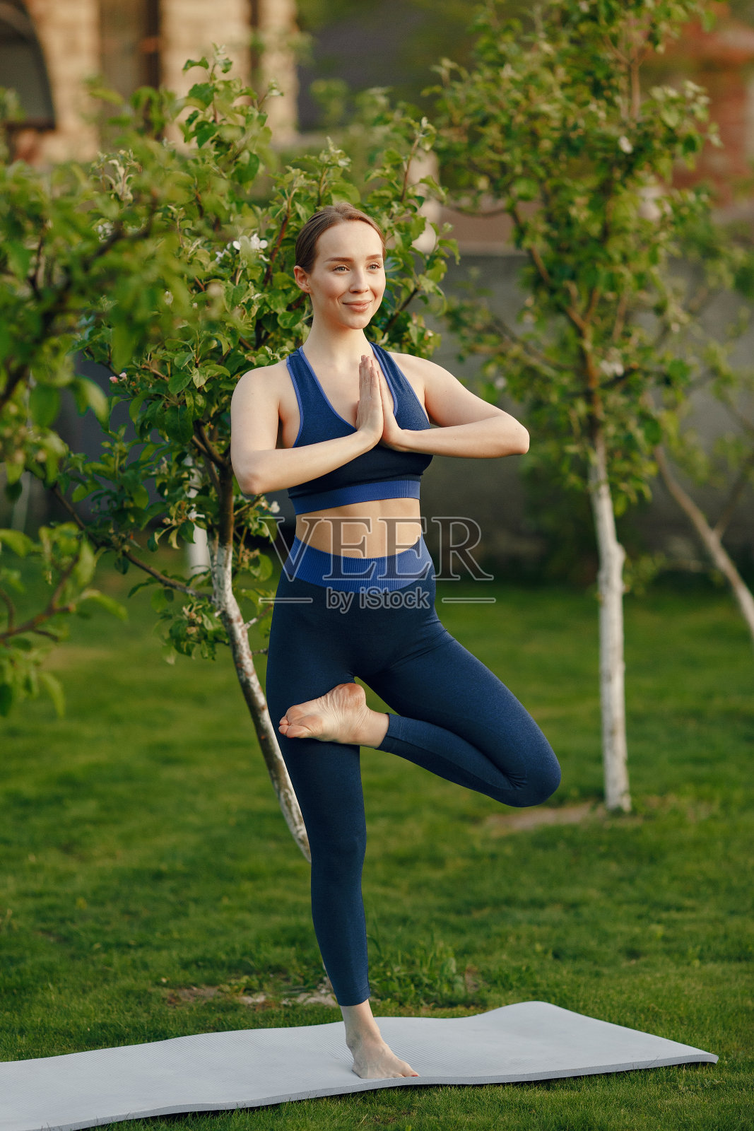 可爱的女孩在夏天的公园做瑜伽照片摄影图片