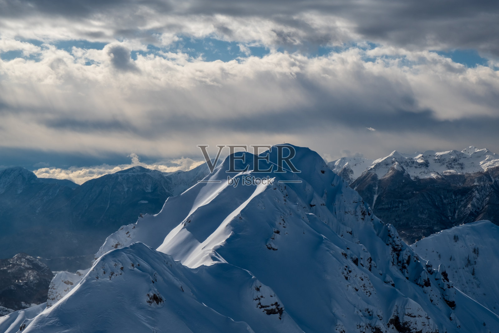 滑雪登山在Zoncolan滑雪区，Carnic阿尔卑斯山，弗里利- venezgiulia，意大利照片摄影图片