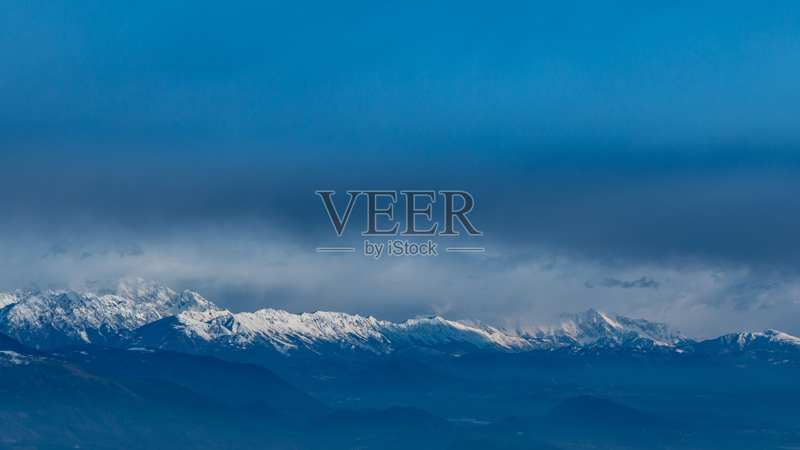 在阿尔卑斯山波德诺内的滑雪登山，弗里利-威尼斯朱利亚，意大利照片摄影图片