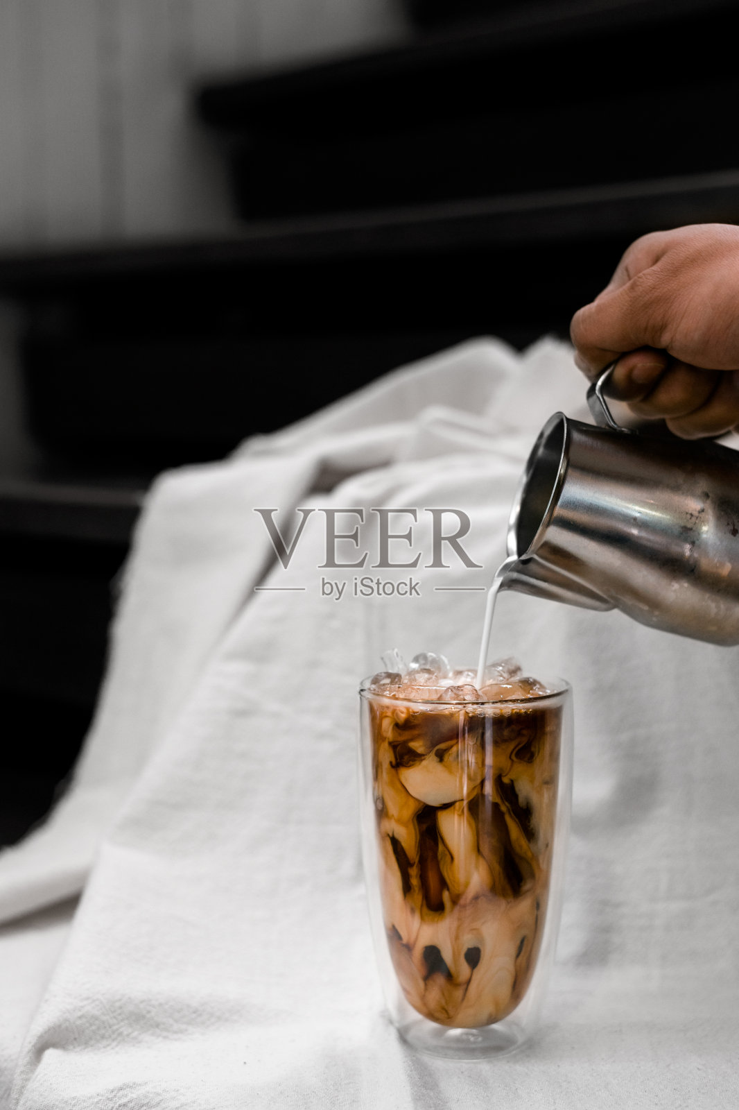 桌上有一杯咖啡照片摄影图片