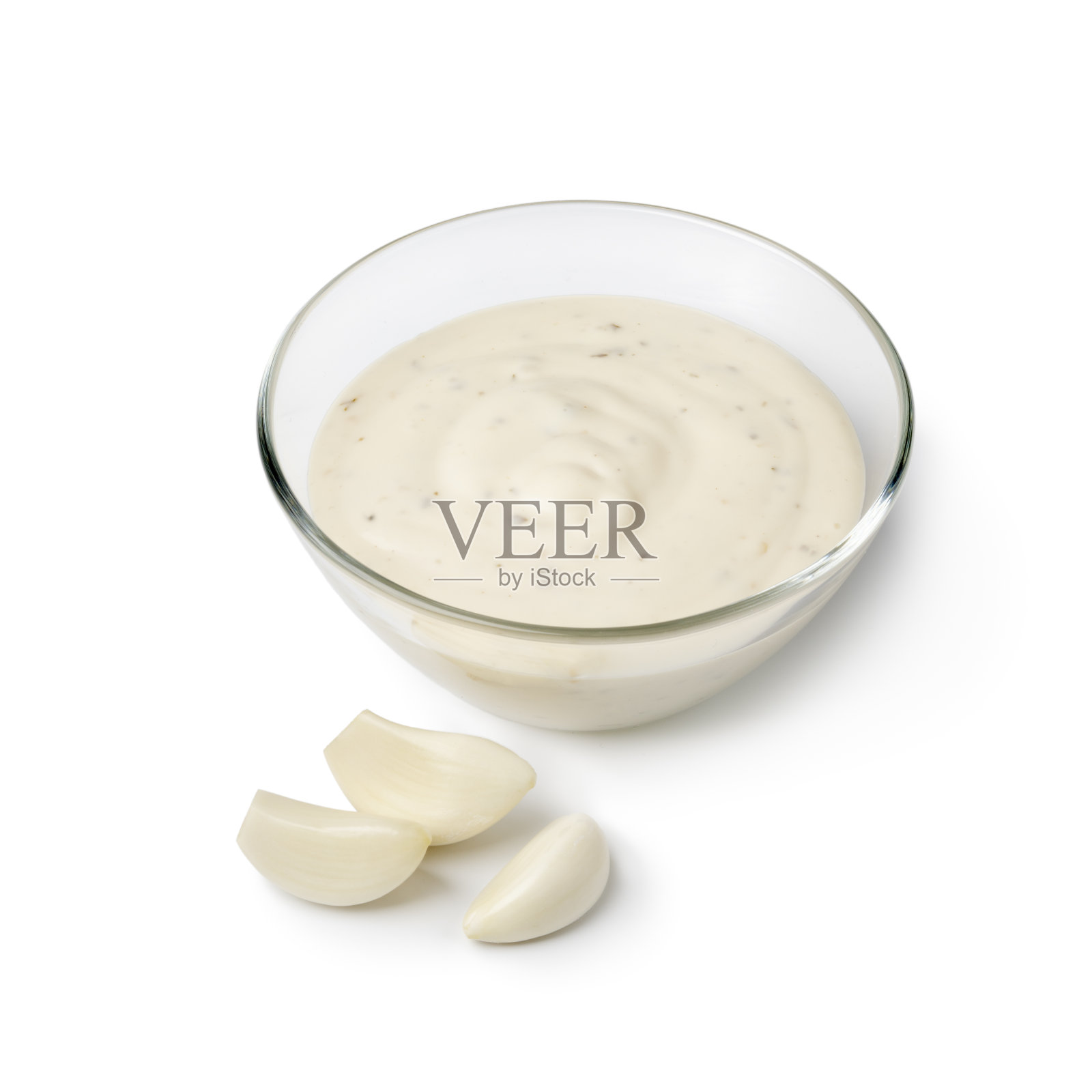 玻璃碗与大蒜酱隔离在白色背景照片摄影图片