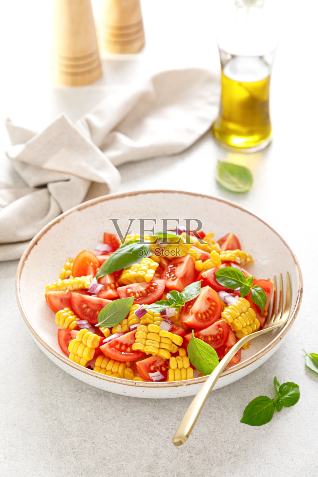 番茄玉米沙拉配新鲜罗勒和红洋葱照片摄影图片