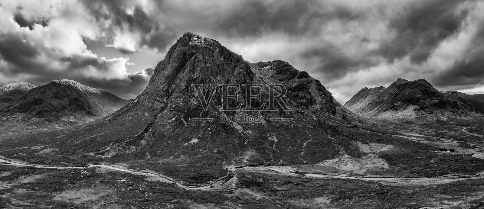 冬季的一天，在苏格兰高地Buachaille Etive Mor和周围的山脉和山谷中飞行的无人机史诗般的黑白景观图片照片摄影图片
