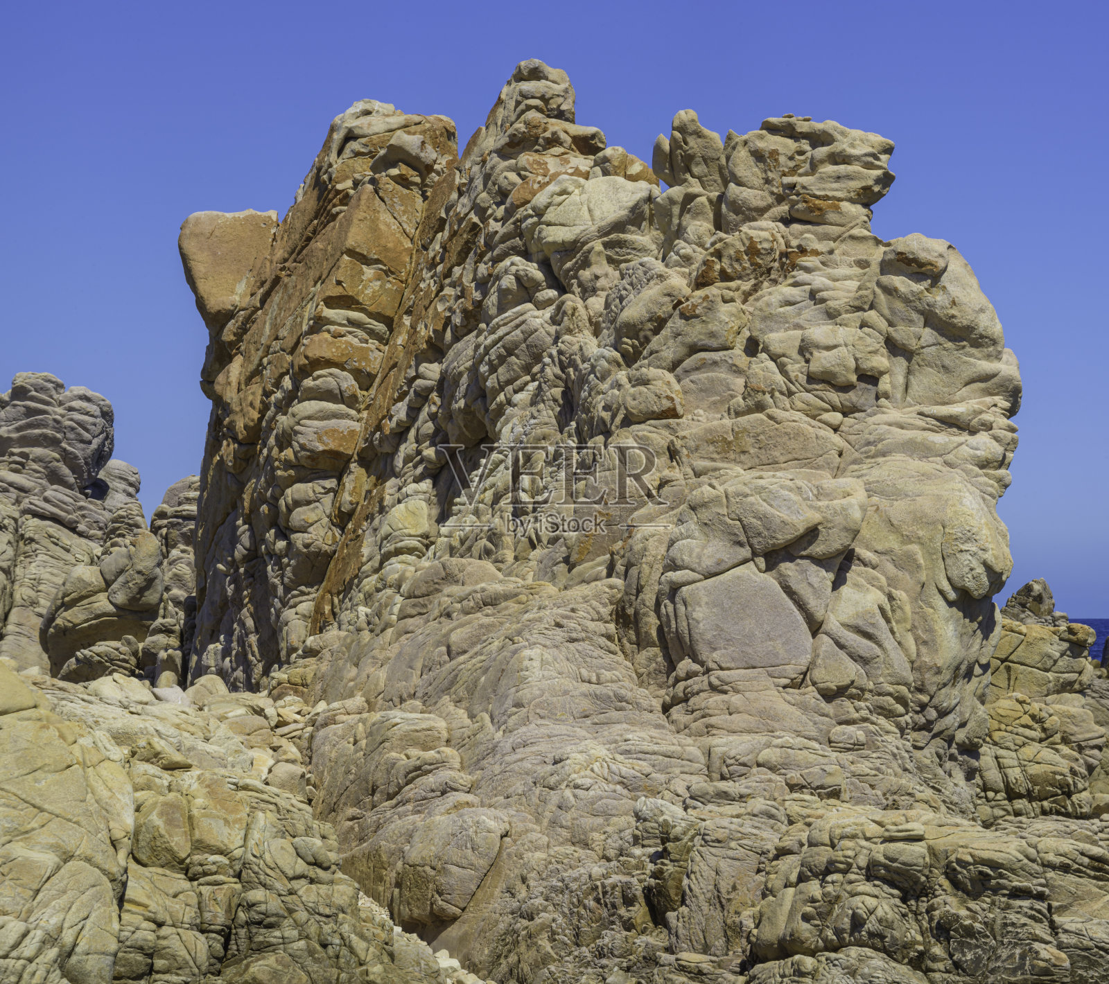 意大利撒丁岛海滩附近的海边岩石的美丽镜头。照片摄影图片