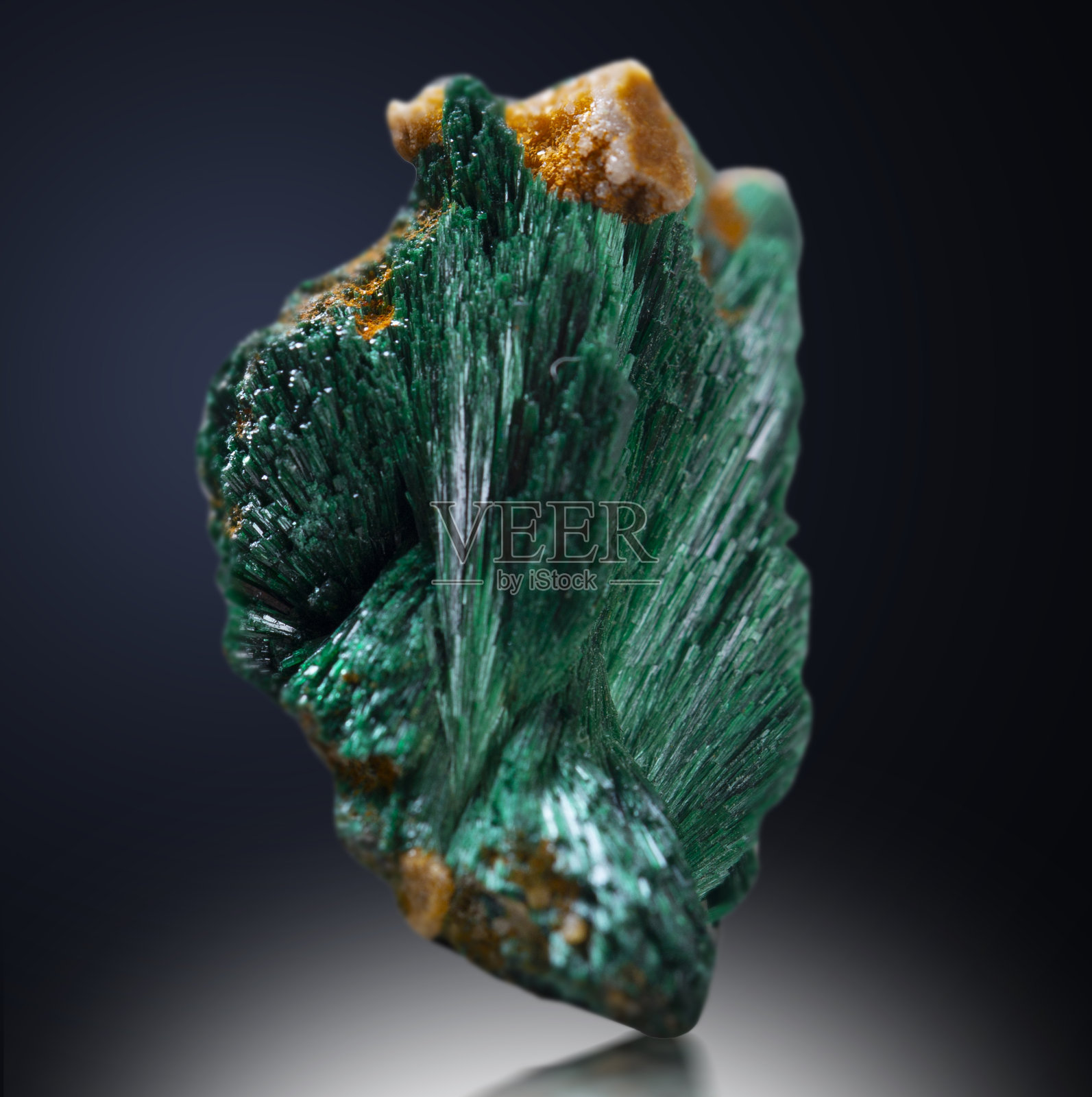 孔雀石矿物岩、宝石石、石英地质标本照片摄影图片