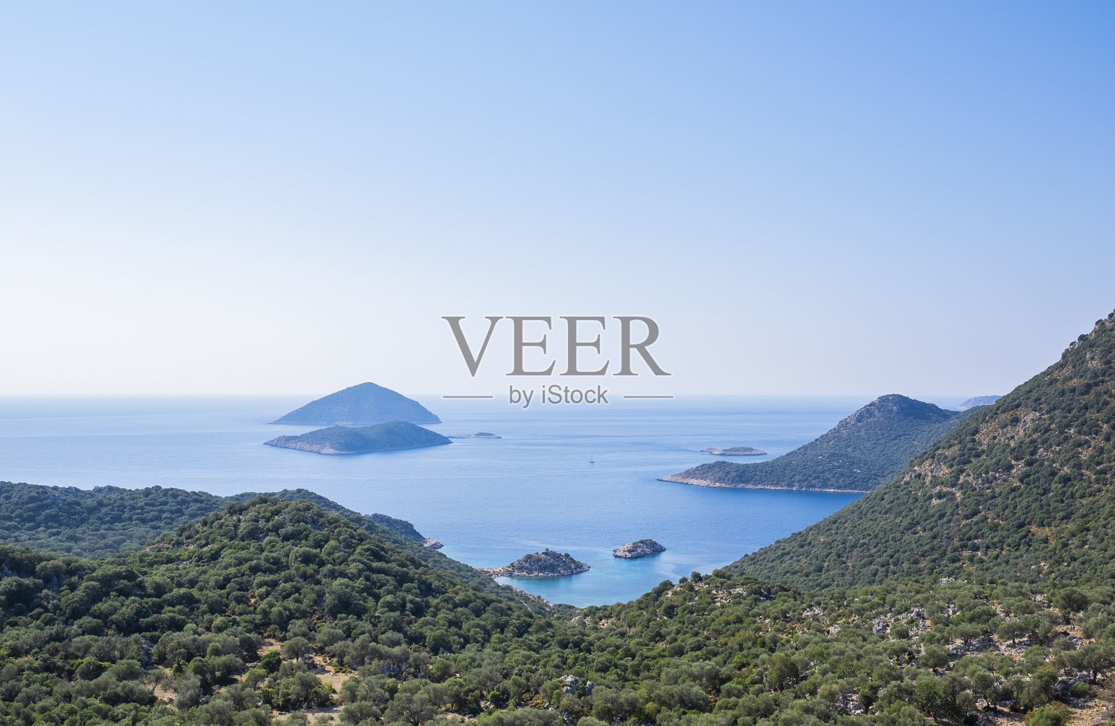 土耳其南部卡斯镇附近的地中海海岸照片摄影图片