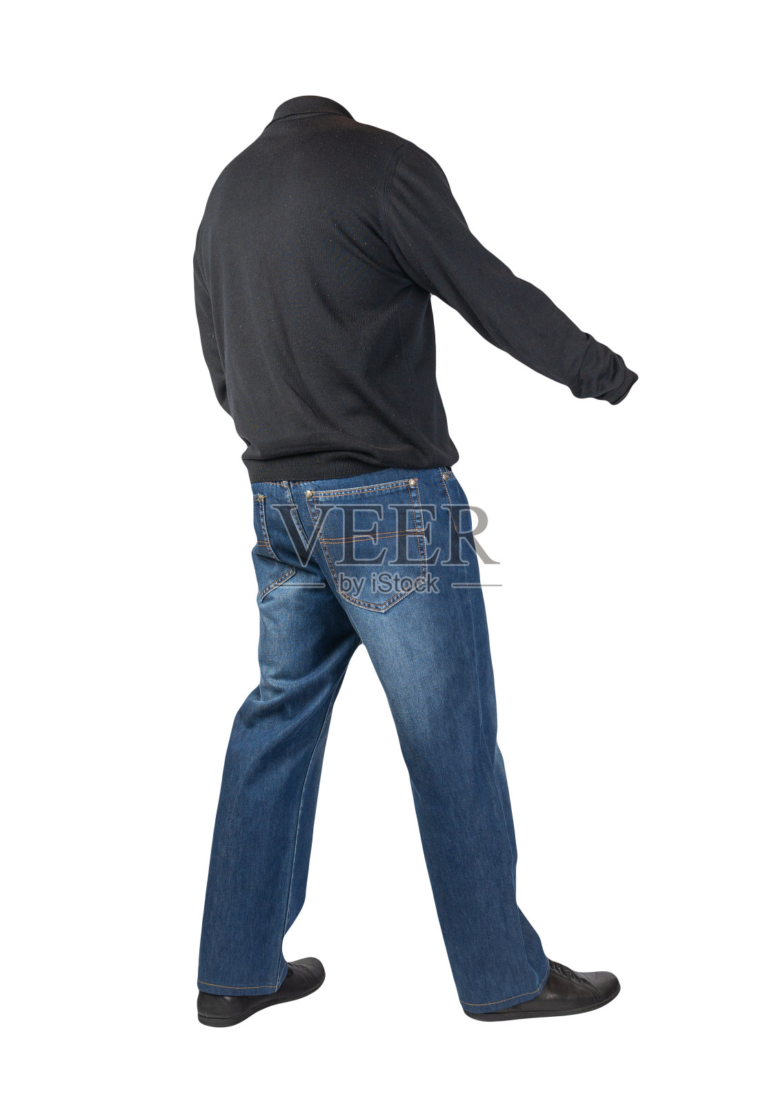 深蓝色牛仔裤，黑色皮鞋，毛衣孤立在白色背景上。照片摄影图片