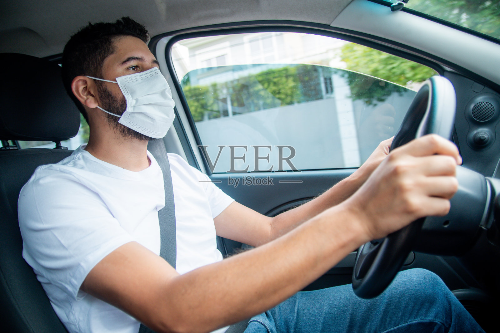 应用司机戴口罩的男子。照片摄影图片